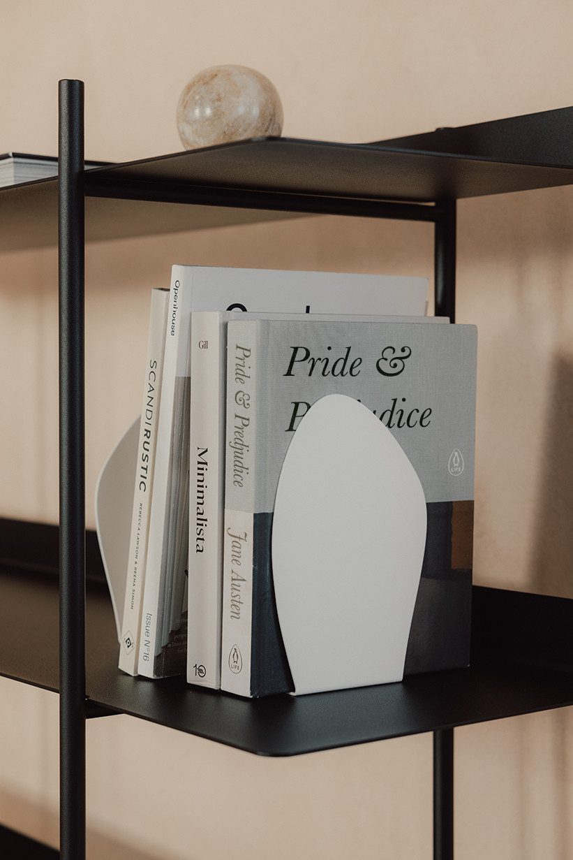 Metallbude Buchstütze DARCY (2-er Set), handgefertigt mit Präzision