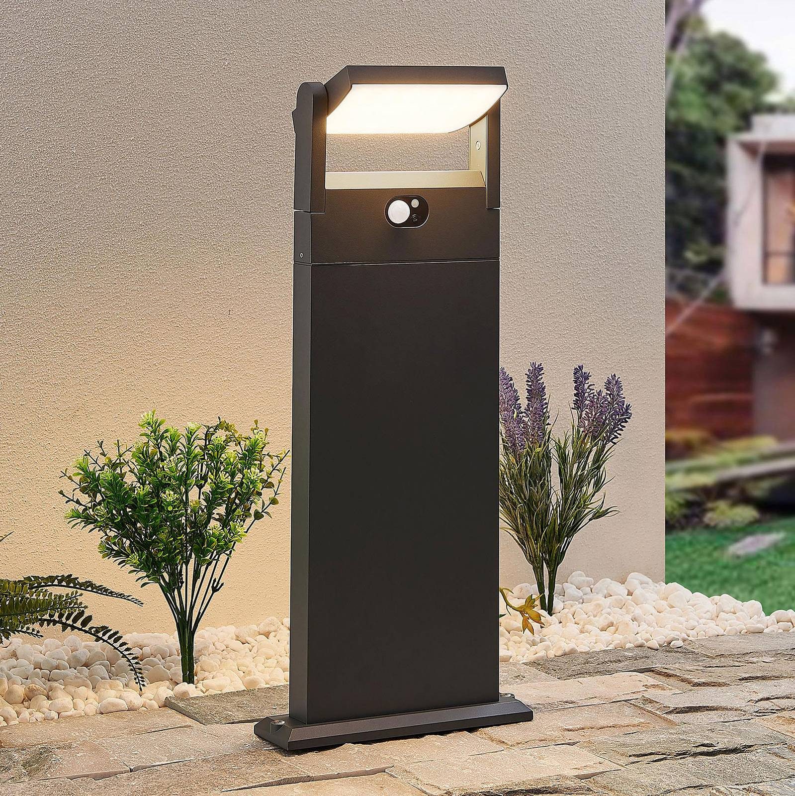 Lindby Außen-Stehlampe Novalie, LED, Metall, Alu warmweiß IP54mit Bewegungsmelder, LED 3,7 W gesamt, warmweiß