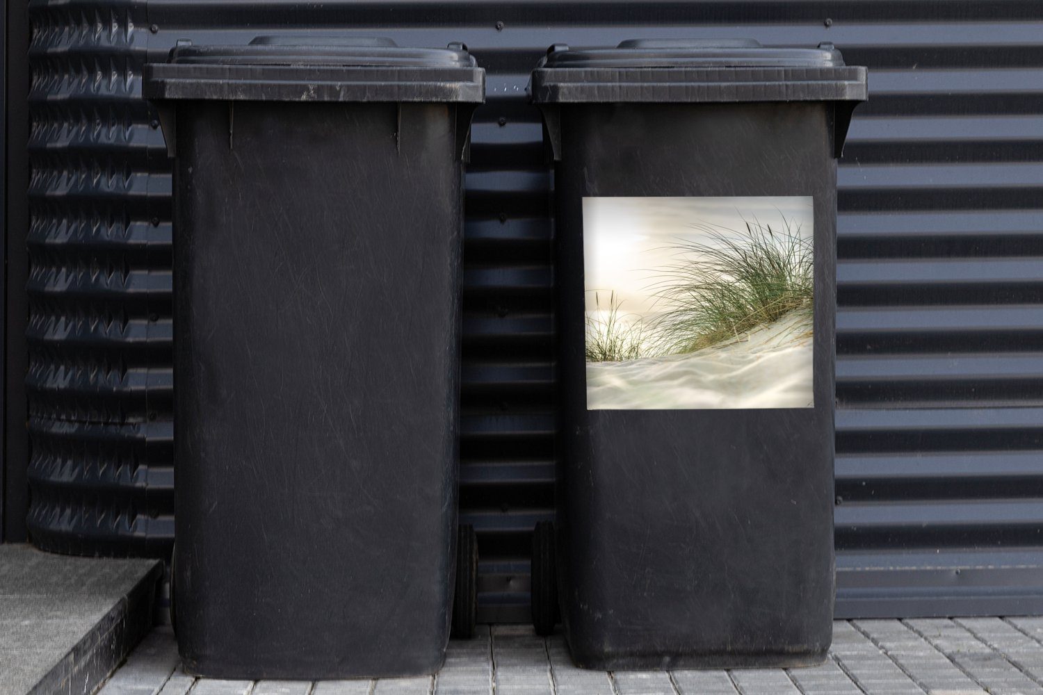 MuchoWow Wandsticker Dünen mit Mülleimer-aufkleber, in St), Nationalparks Mülltonne, Strandhafer Container, des Sonne der Abfalbehälter Sticker, (1