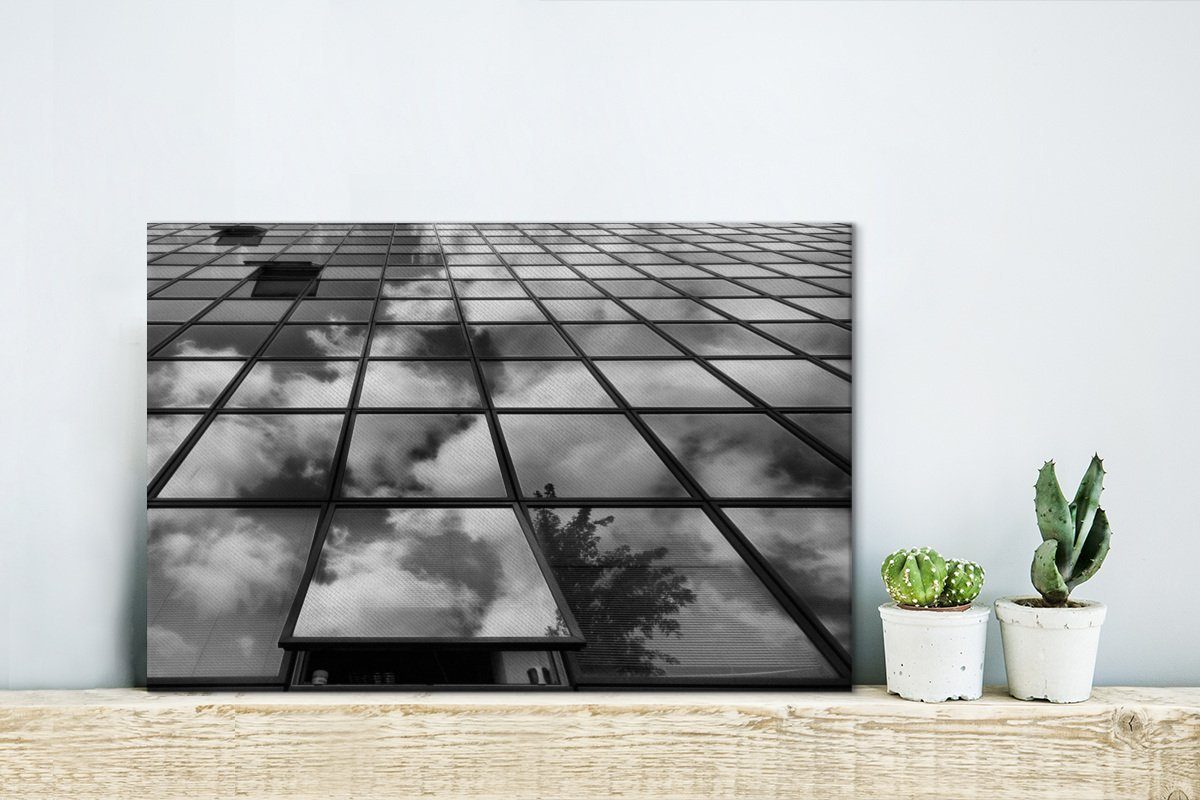 OneMillionCanvasses® Leinwandbild Eine Fenstermatrix eines (1 Leinwandbilder, schwarz-weiß, 30x20 Aufhängefertig, Büros Wanddeko, modernen in cm Wandbild St)