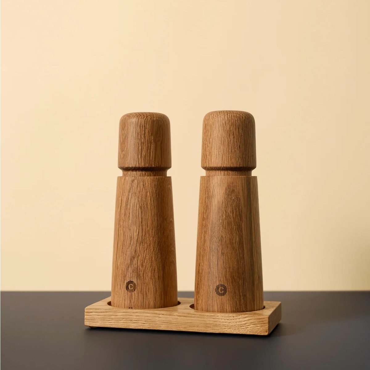 CrushGrind Tablett Untersetzer für 2 Mühlen, Eichenholz, Holz (FSC® Eiche), Passend für 2 Mühlen mit je max. 5.9 cm Durchmesser