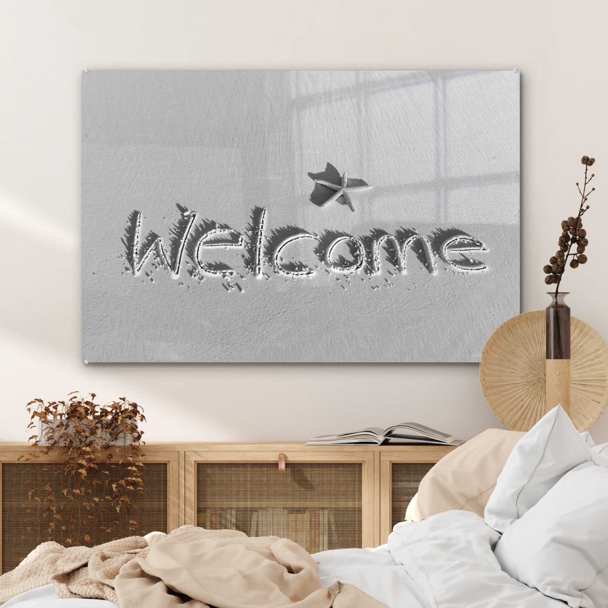 (1 Schlafzimmer Acrylglasbild Strand an & St), in einem Acrylglasbilder MuchoWow Schwarz-Weiß, Wohnzimmer Willkommen