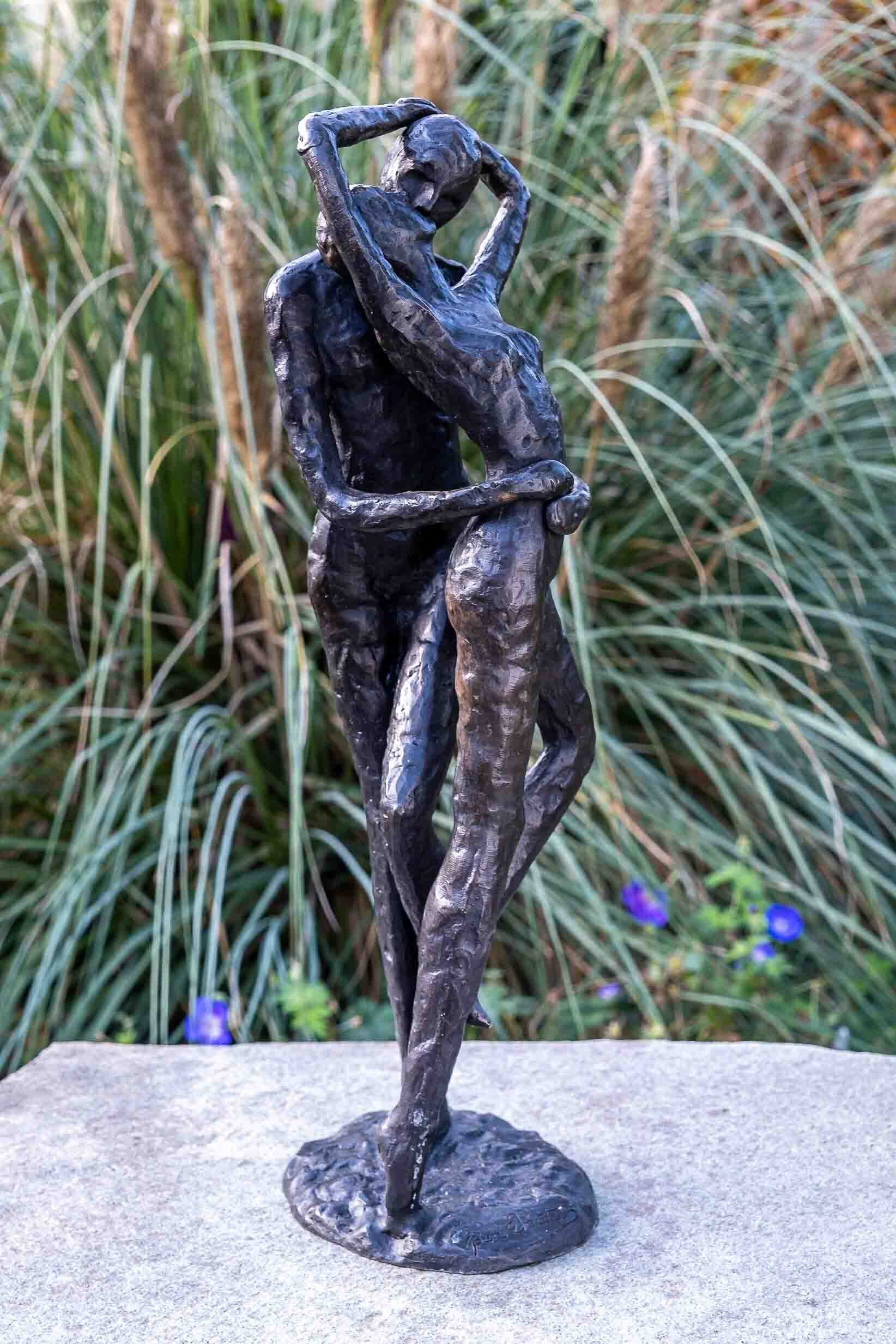 UV-Strahlung. patiniert. Küssendes und Frost, Bronze-Skulptur Bronze werden IDYL in Regen von IDYL robust Paar, gegen – Langlebig gegossen Hand Die Gartenfigur Bronze sehr witterungsbeständig Wachsausschmelzverfahren Modelle – – und in