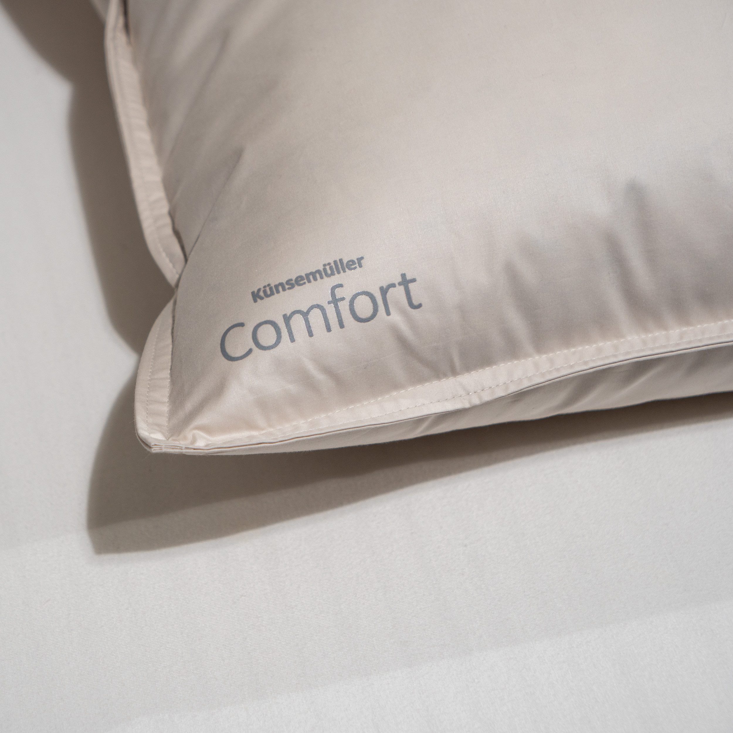 KÜNSEMÜLLER Daunenkissen Comfort, Füllung: 80% neue canadische Daunen & 20% Federn Außenkammer, Bezug: 100% Baumwolle, Rückenschläfer, Seitenschläfer, Bauchschl – Bild 4 von 5