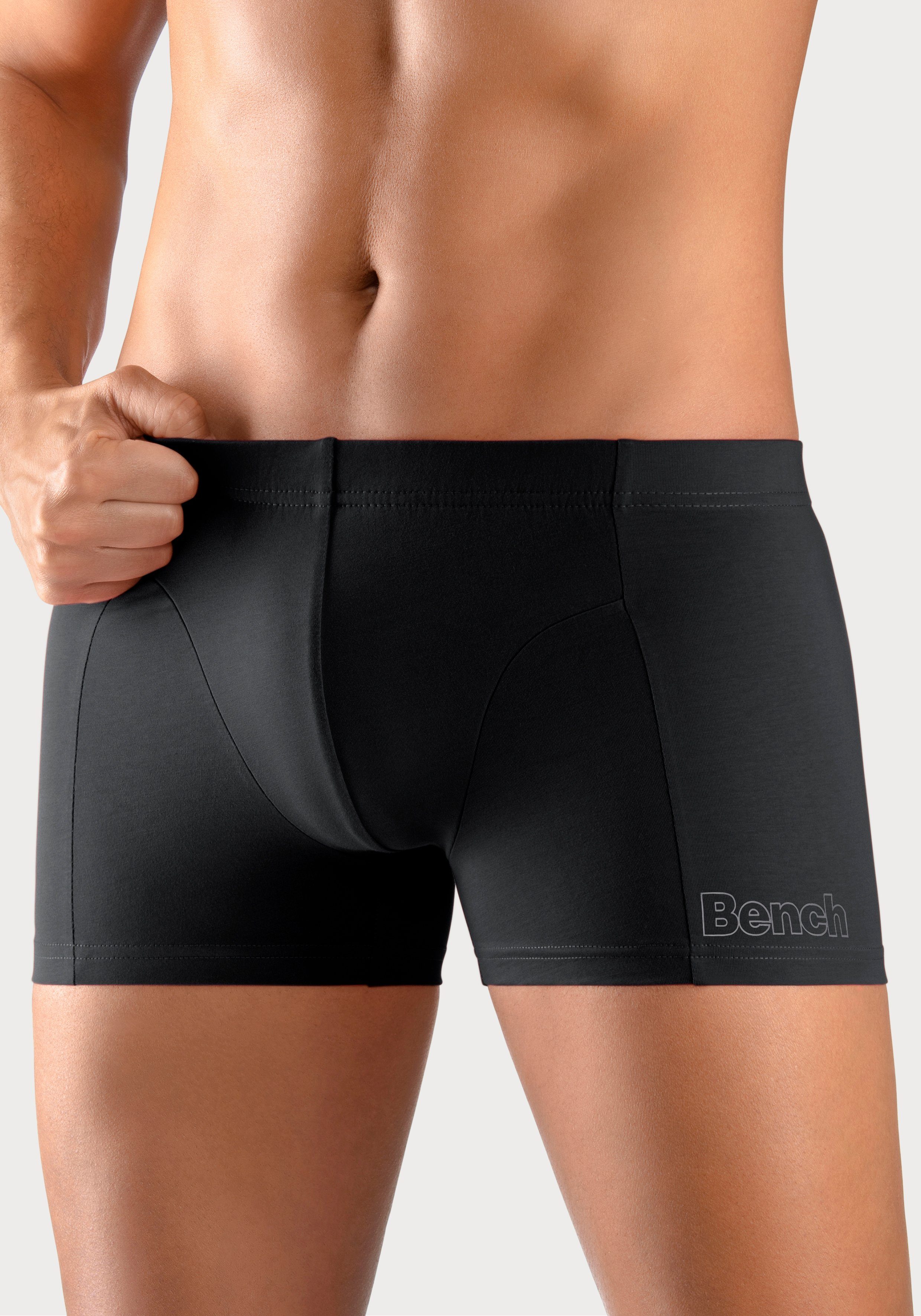 Bench. Boxer Boxershorts für Herren (Dose, 4-St) Unterhosen in der Dose mit kleinem Logodruck auf dem Bein – Bild 2 von 5