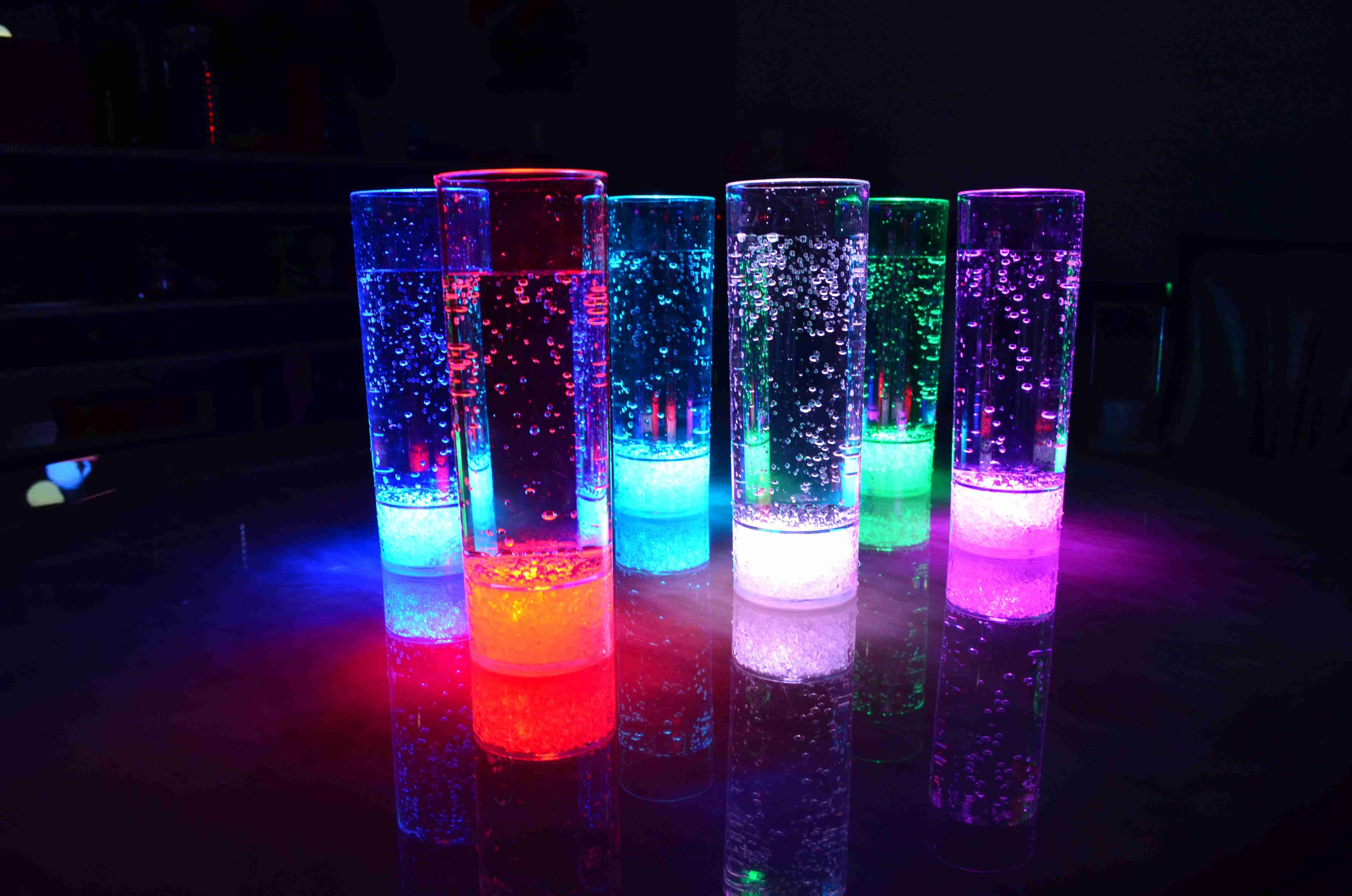 PRECORN LED Blinklicht 2er Set LED Longdrinkglas Party-Glas Kunststoffglas Trinkglas 400 ml