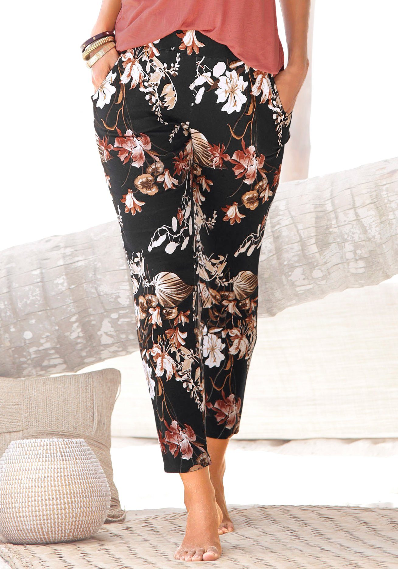 LASCANA Jerseyhose mit Blumenprint und Taschen, schmales Bein, Strandhose, elastisch