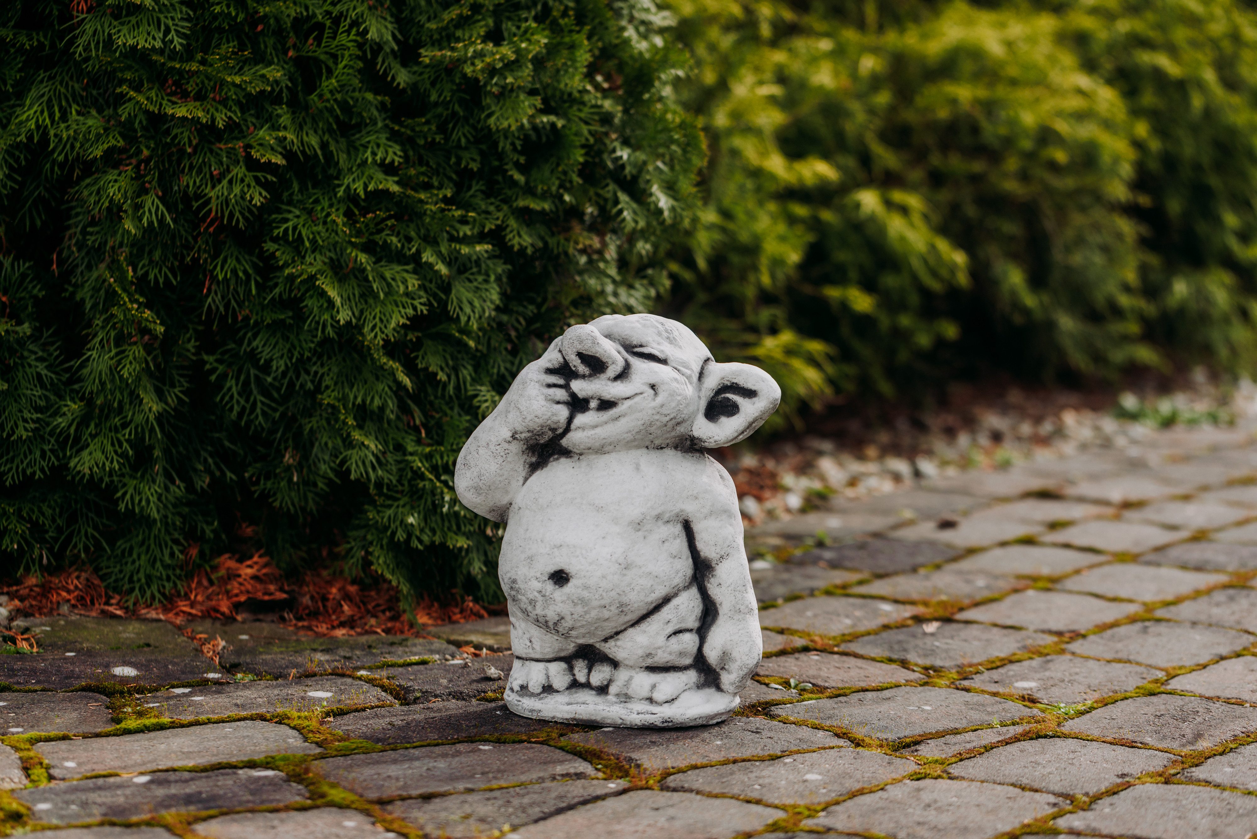gartendekoparadies.de Gartenfigur Lustiger XXL Riesen Troll Modell mit Finger in Nase, Höhe 31 cm, 15 kg, Frostsicher