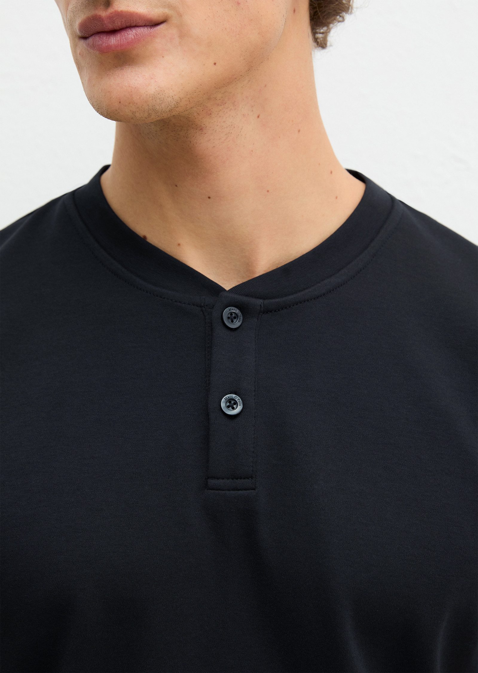 Marc O'Polo Pyjamaoberteil Mix N Match Interlock mit Rundhalsausschnitt, kleiner Knopfleiste und kurzem Arm – Bild 4 von 4