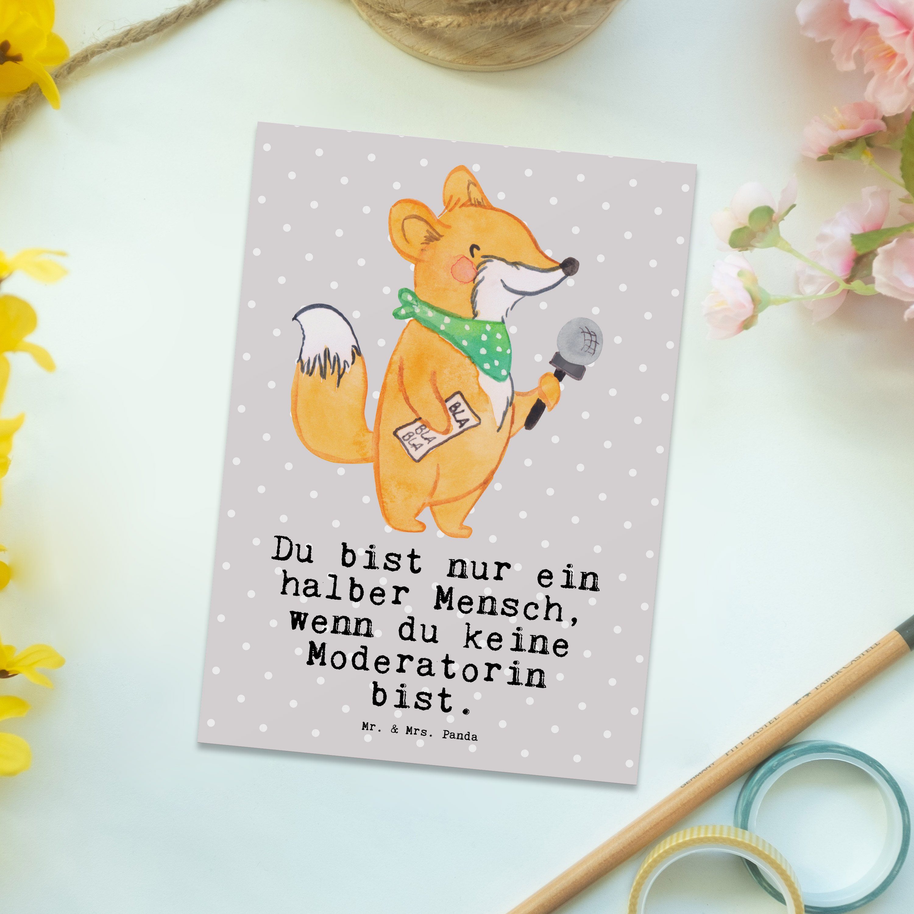 Mr. & Mrs. Panda Postkarte Moderatorin mit Herz - Grau Pastell - Geschenk, Danke, Einladung, Geb
