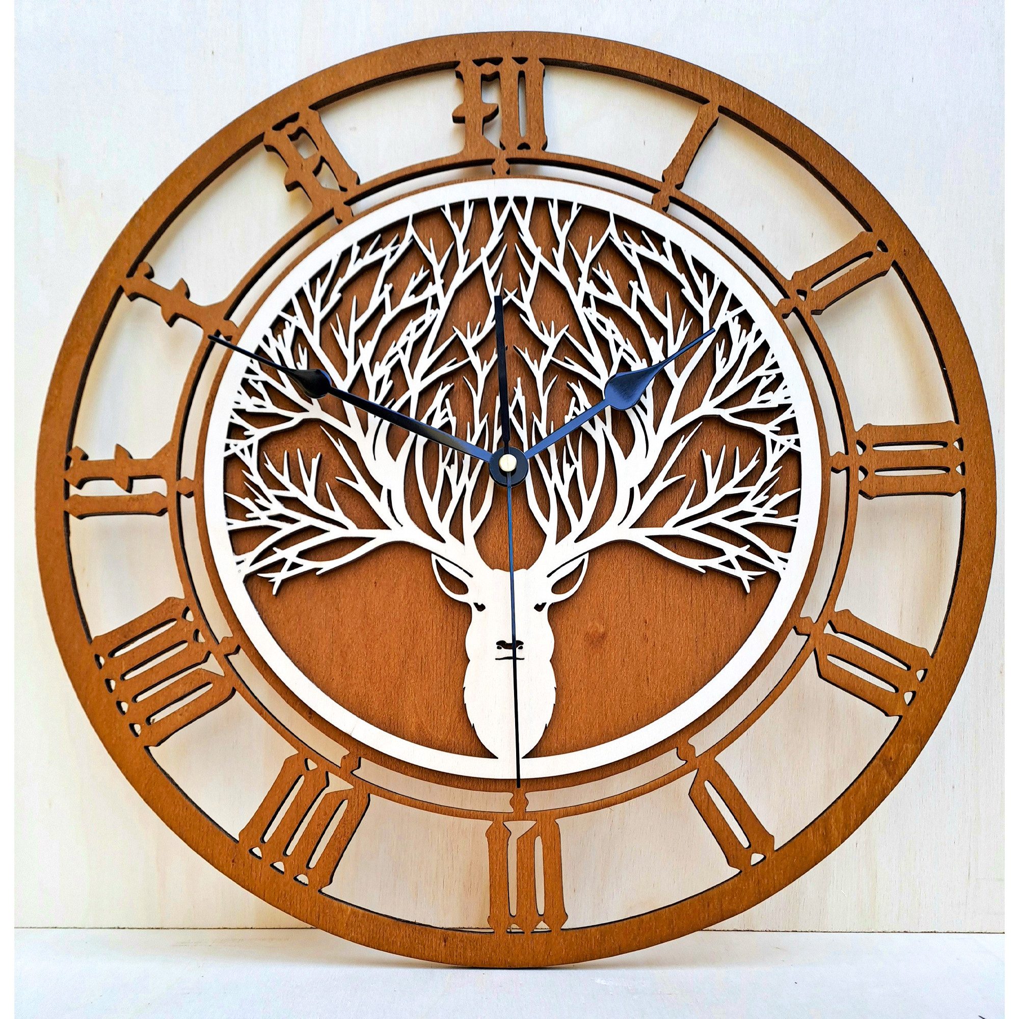 ORNAMENTI Wanduhr rustikal,skandinavisch, alpenländischer Stil, Hirsch, moderne, holz (hingucker Wanduhr, Handmade, ohne Ticken, Wanddeko, 3 Größen)