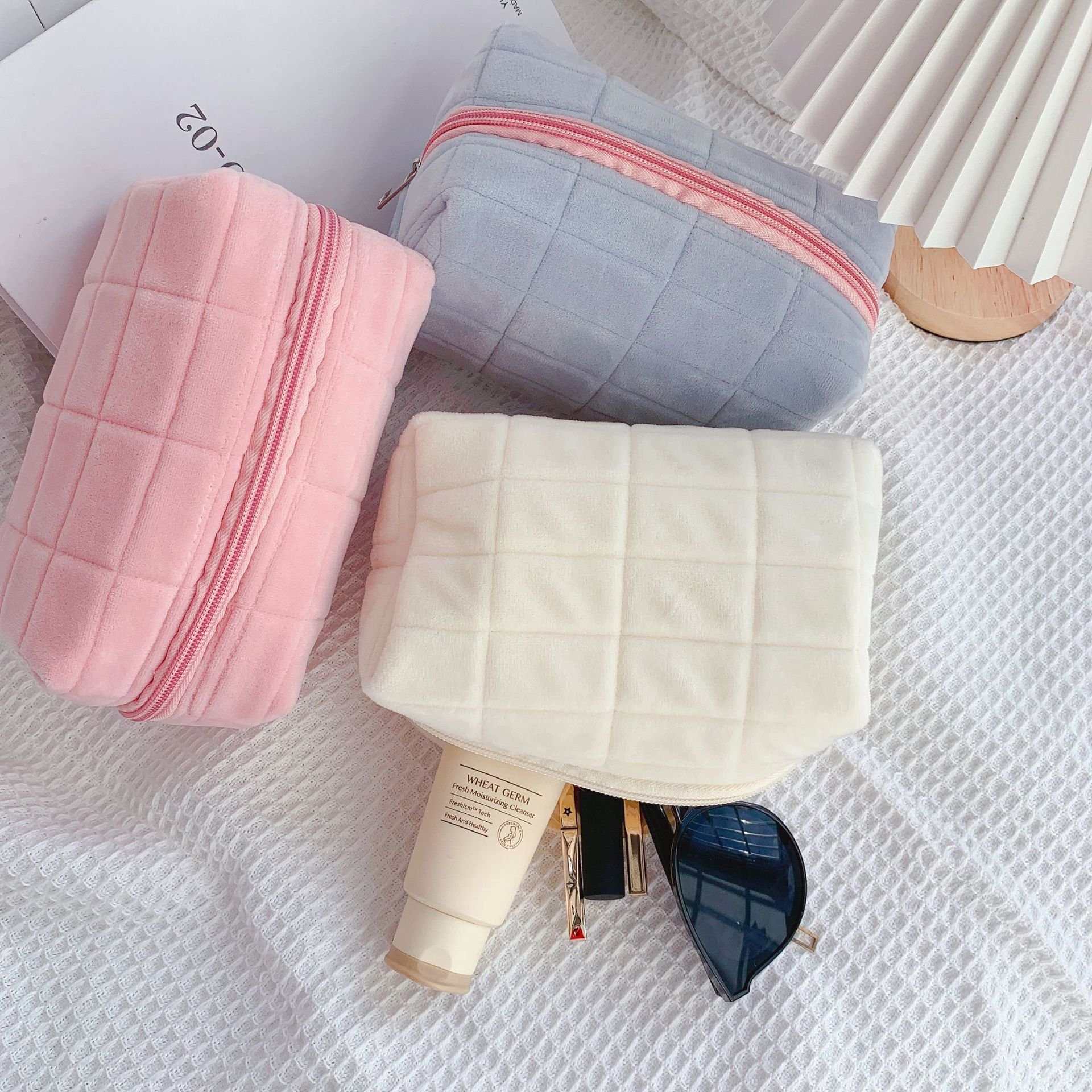 Malantis Kosmetiktasche Malantis Plüsch Kosmetiktasche weicher, faltbarer MakeUp Kulturbeutel (super weich und flauschig, 1 Stück), Wasch Beutel für Reise oder  – Bild 5 von 5