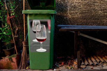 MuchoWow Wandsticker Ein schönes Glas mit Portwein (1 St), Mülleimer-aufkleber, Mülltonne, Sticker, Container, Abfalbehälter