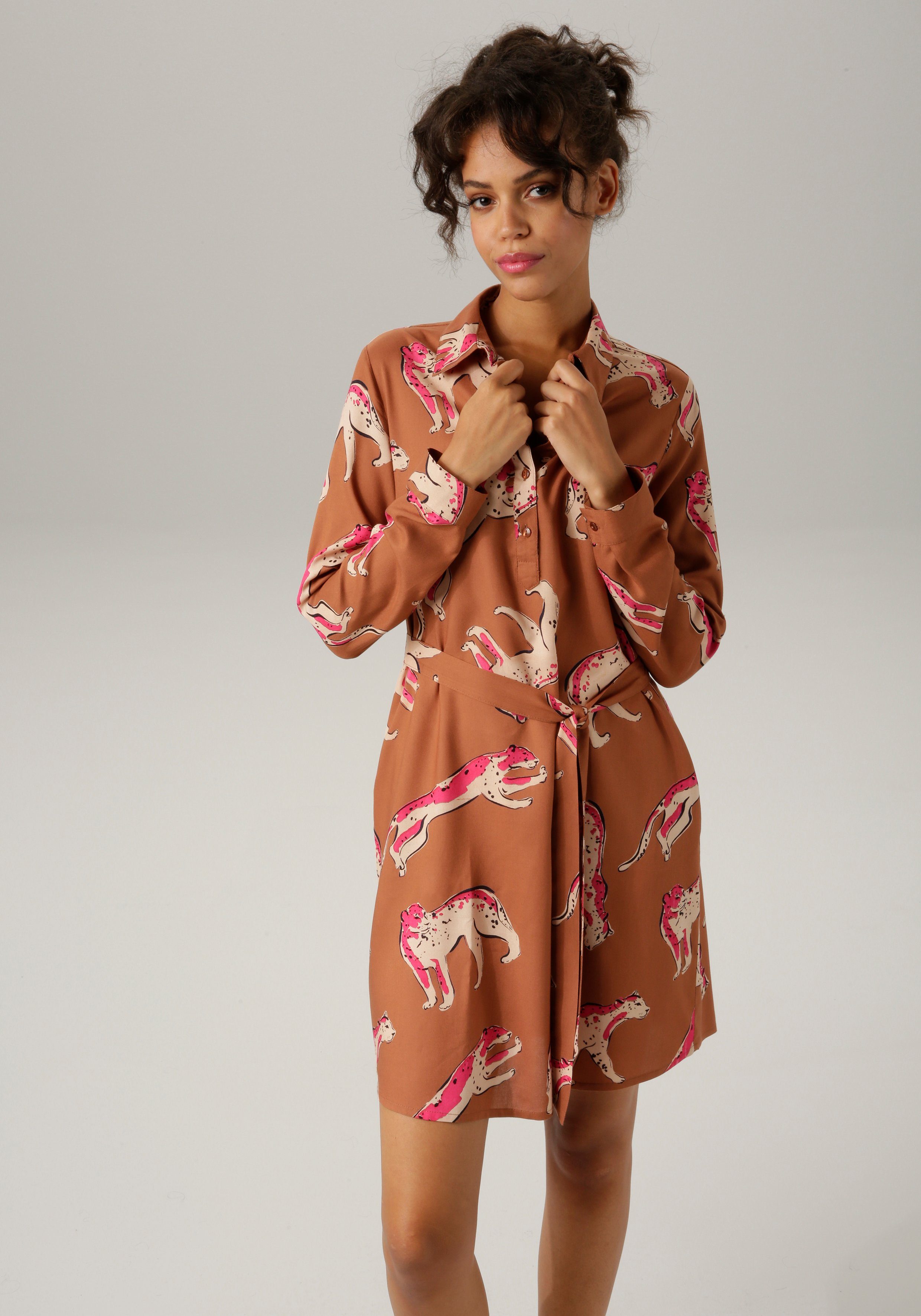Aniston Bindegürtel) Blusenkleid mit bedruckt Raubkatzen CASUAL (mit kunstvollen