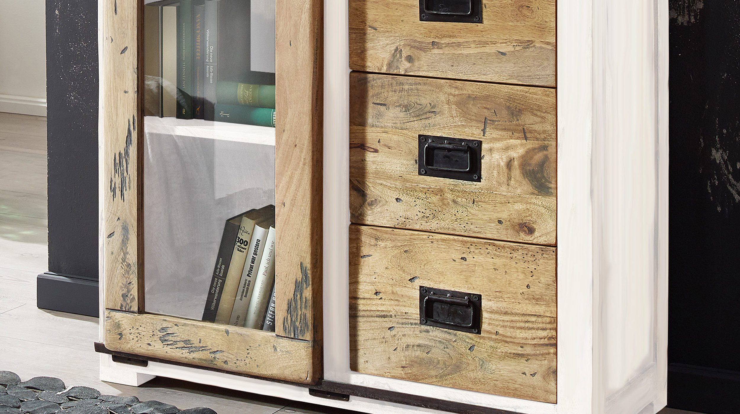 Massivart® Vitrine EMANUEL / Vitrinenschrank / Massivholz Mango / weiß Türapplikationen aus Gusseisen, Beschläge und Schienen aus Eisen – Bild 4 von 5
