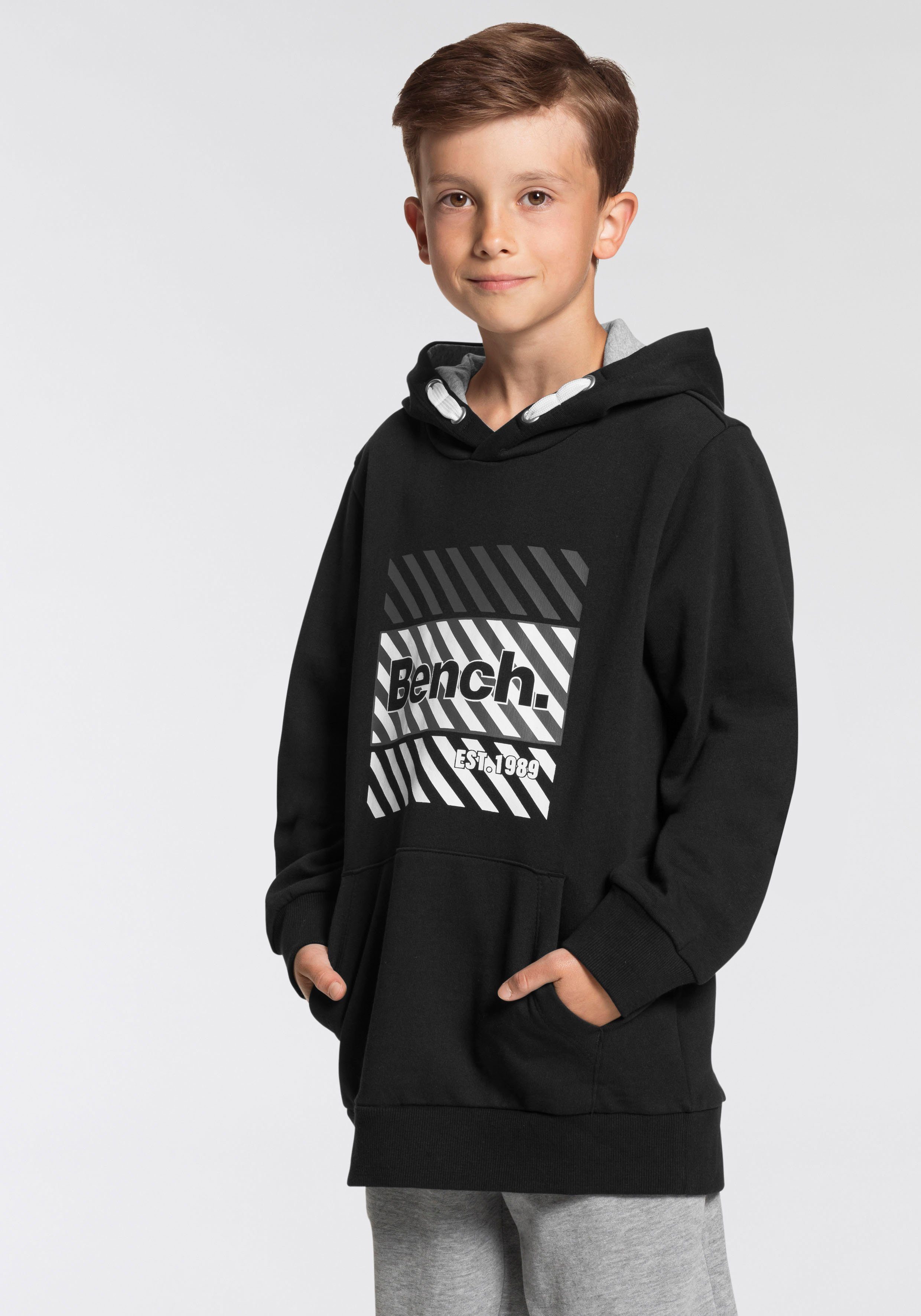 trendigem Kapuzensweatshirt Bench. Black&White mit Druck