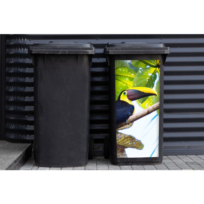 MuchoWow Wandsticker Ein Tukan sitzt in der Sonne auf einem Baum (1 St) Mülleimer-aufkleber Mülltonne Sticker Container Abfalbehälter