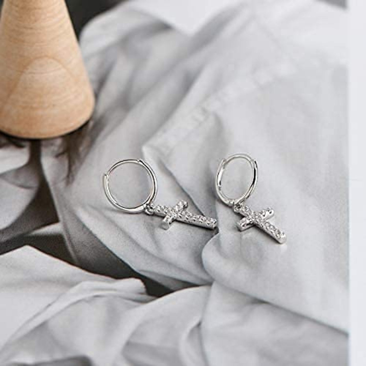 Lisandra Scott Ohrhänger-Set 925 Silber Creolen 14K vergoldet I Kreuz Anhänger Ohrringe mit Steinen, Hochglanz trifft Symbolkraft – 925er Silber mit funkelnden  – Bild 4 von 5