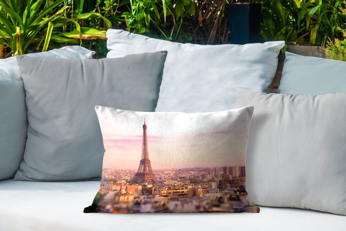 aufragenden Blick Outdoor-Dekorationskissen, Paris dem MuchoWow Dekokissen Eiffelturm, Kissenhülle über darüber mit Dekokissenbezug, Polyester,
