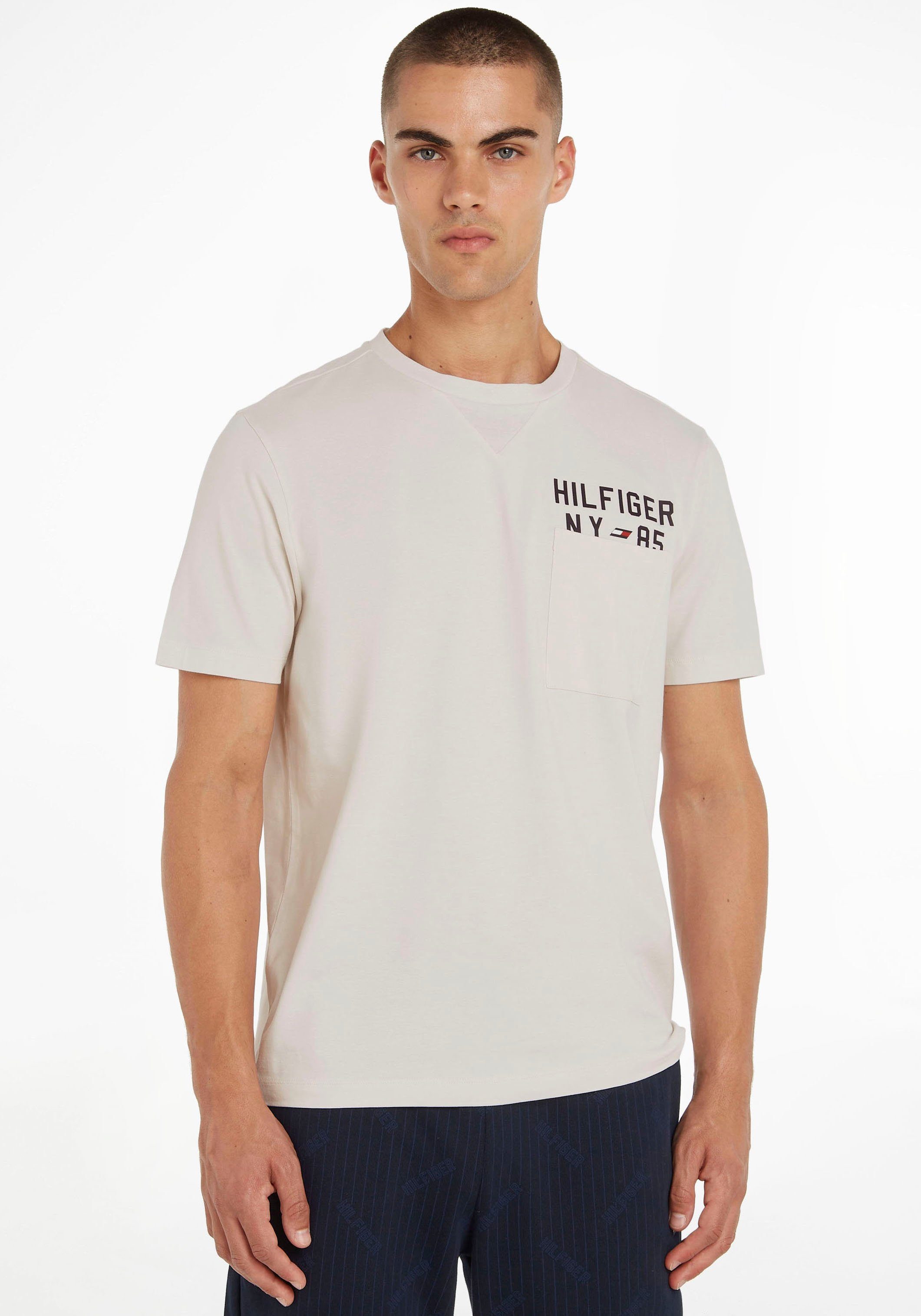 TEE S/S White mit über Hilfiger GRAPHIC Hilfiger Sport Tommy Weathered der Tommy T-Shirt Brusttasche Logoschriftzug