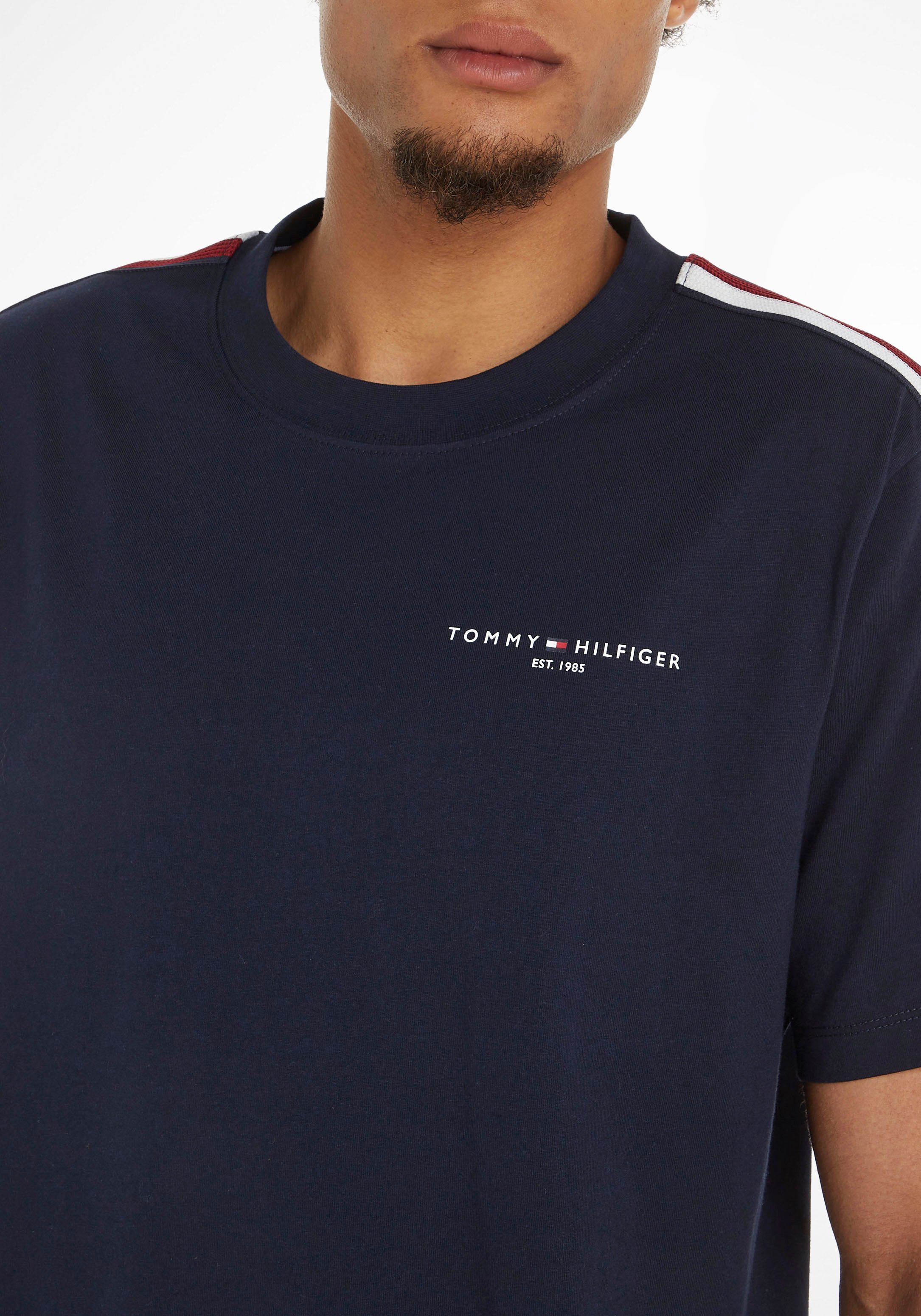 STRIPE Tommy beiden Streifen Rundhalsshirt TH-Farben Hilfiger TEE Desert in an Ärmeln GLOBAL PREP Sky mit