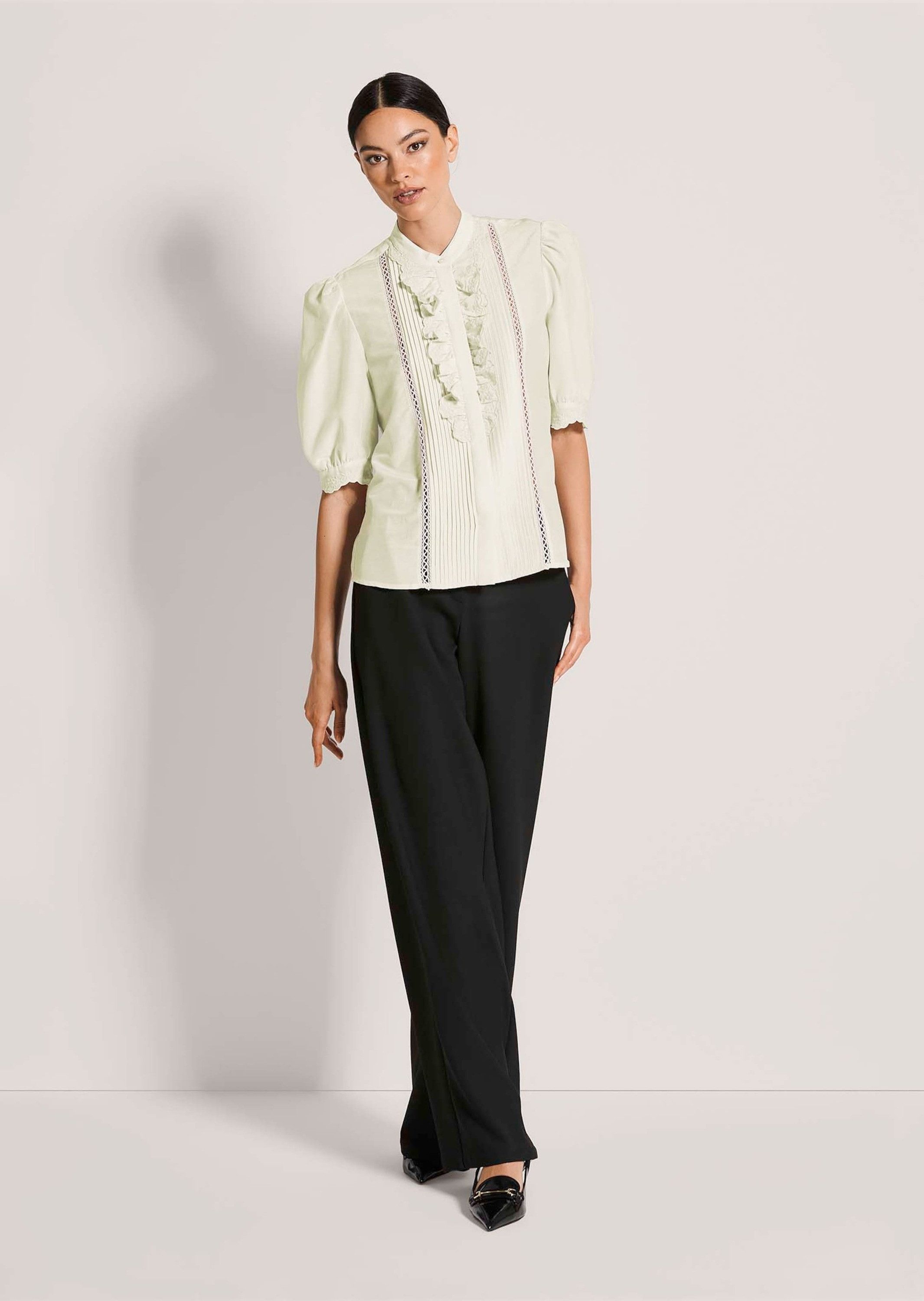 MADELEINE Kurzarmbluse Blusenshirt mit Spitzendetails Baumwollbluse mit Rundhals, Blende, Rüschen, Biesen und Halbarm