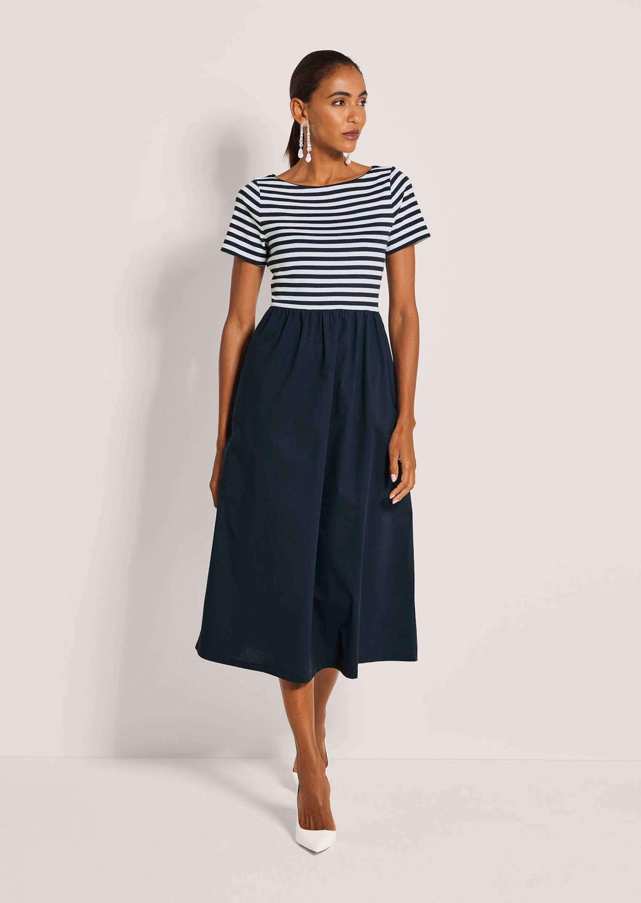 MADELEINE Maxikleid Baumwollkleid mit Streifendetails Midikleid mit U-Boot-Ausschnitt, Taschen, Knielänge und Kurzarm