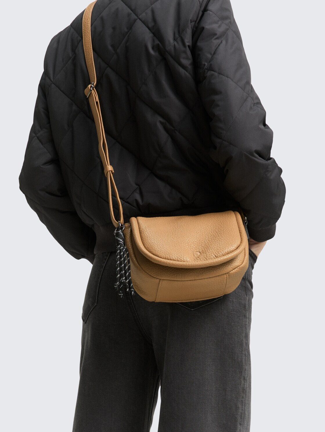 TOM TAILOR Denim Umhängetasche Bags, TTFINNA M Umhängetasche mit dekorativem Anhänger