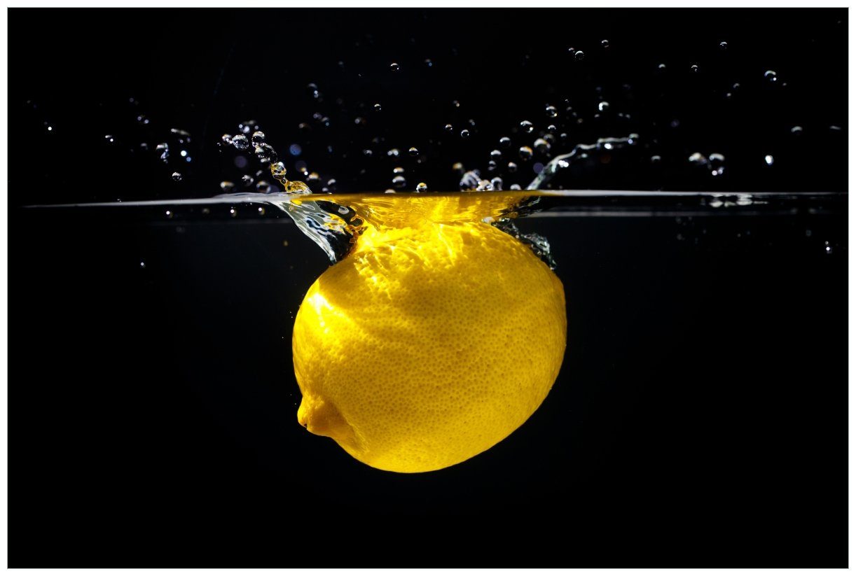 Wallario Vliestapete Zitrone im Wasser - Frisches Obst für die Küche, seidenmatte Oberfläche
