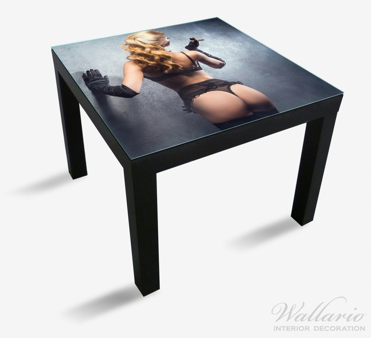 Wallario Tischplatte Sinnliche Frau in Ikea mit Ansicht Lack (1 Dessous schwarzen für von hinten Zigarre, St), Tisch geeignet