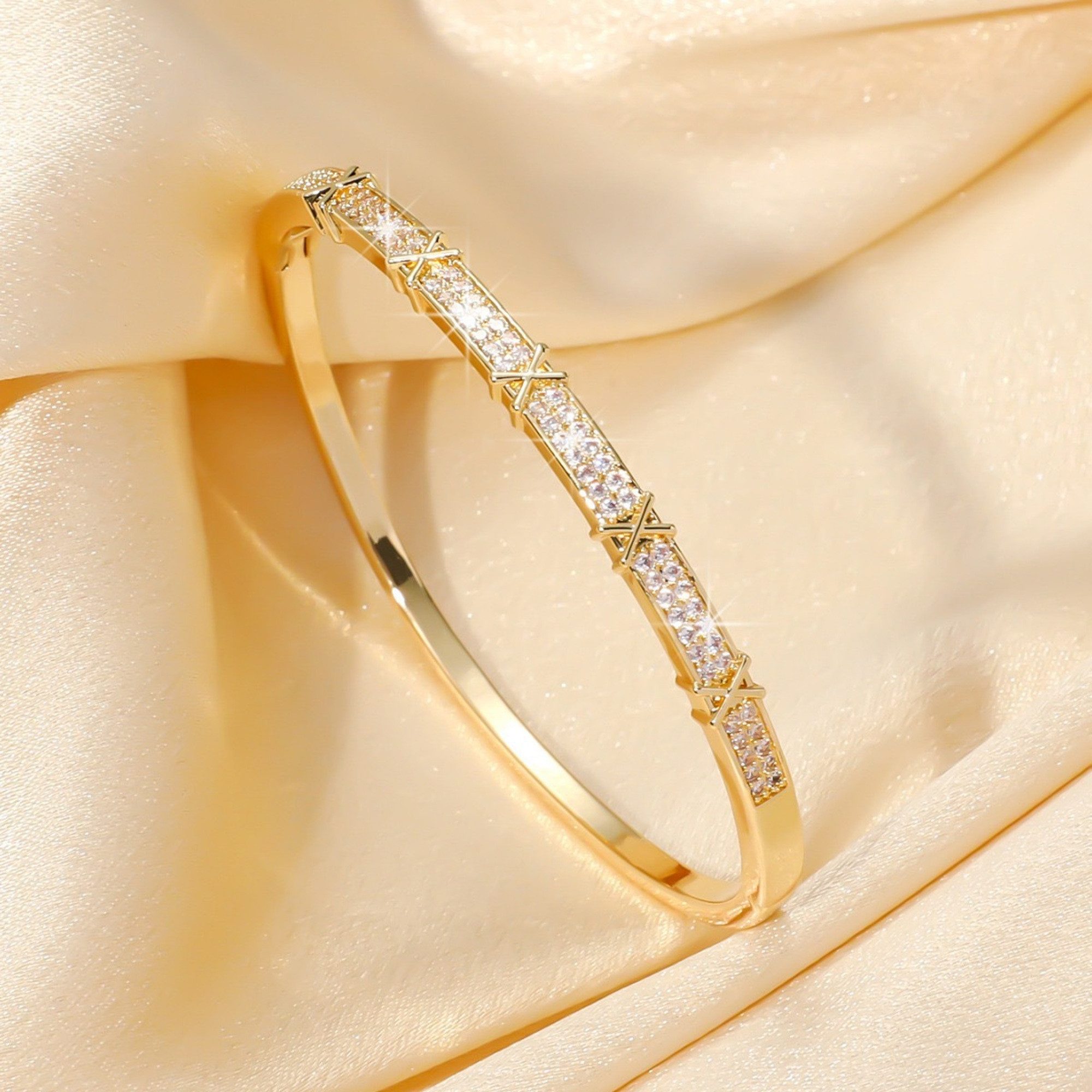 KARMA Armreif Damen Gold Legierung Zirkonia modernes Design 6,1 cm (Geschenk für Sie, Geschenkidee Damenschmuck Damenarmreif), Metallarmreif modern elegant