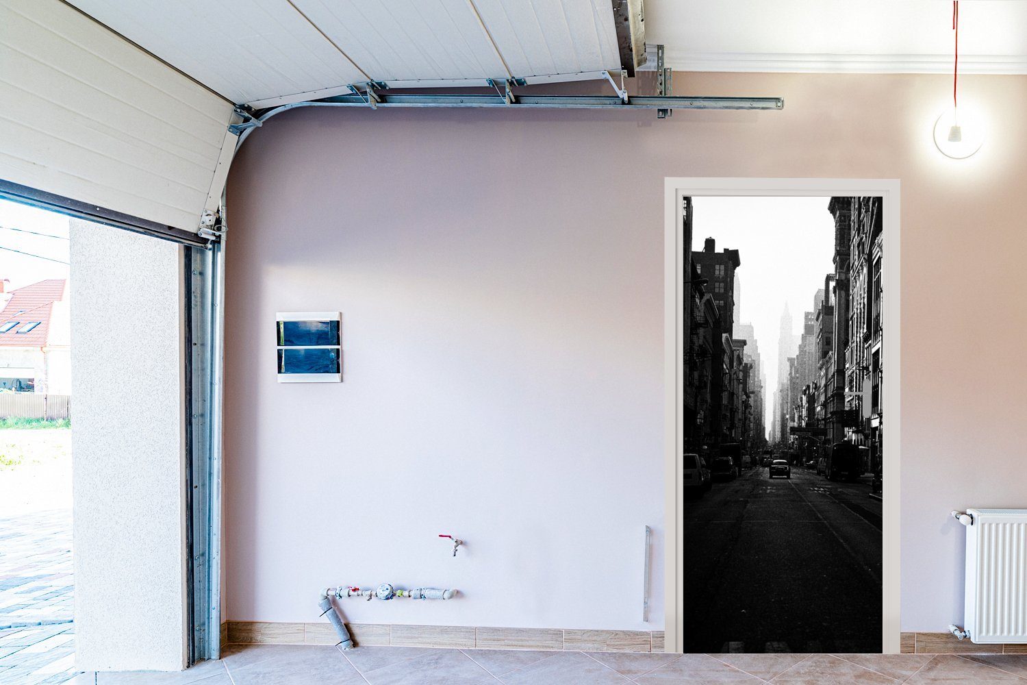 in Türaufkleber, bedruckt, Fototapete (1 cm MuchoWow für Türtapete Tür, New in St), durch Autofahrt Straße York Matt, eine ruhige schwarz-weiß, 75x205