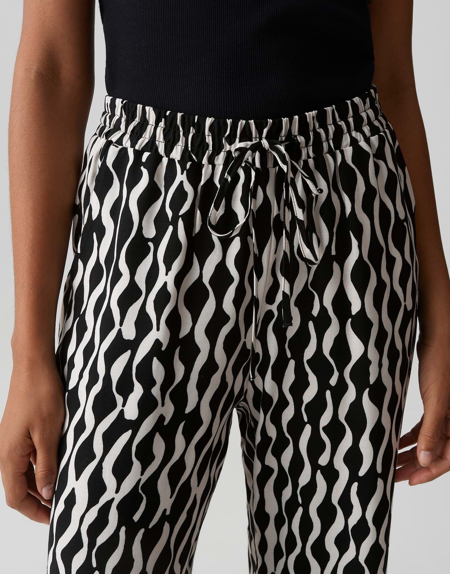 OPUS Culotte MAROU MOTION mit Print Gummibund und Taschen für lässigen Komfort – Bild 4 von 5