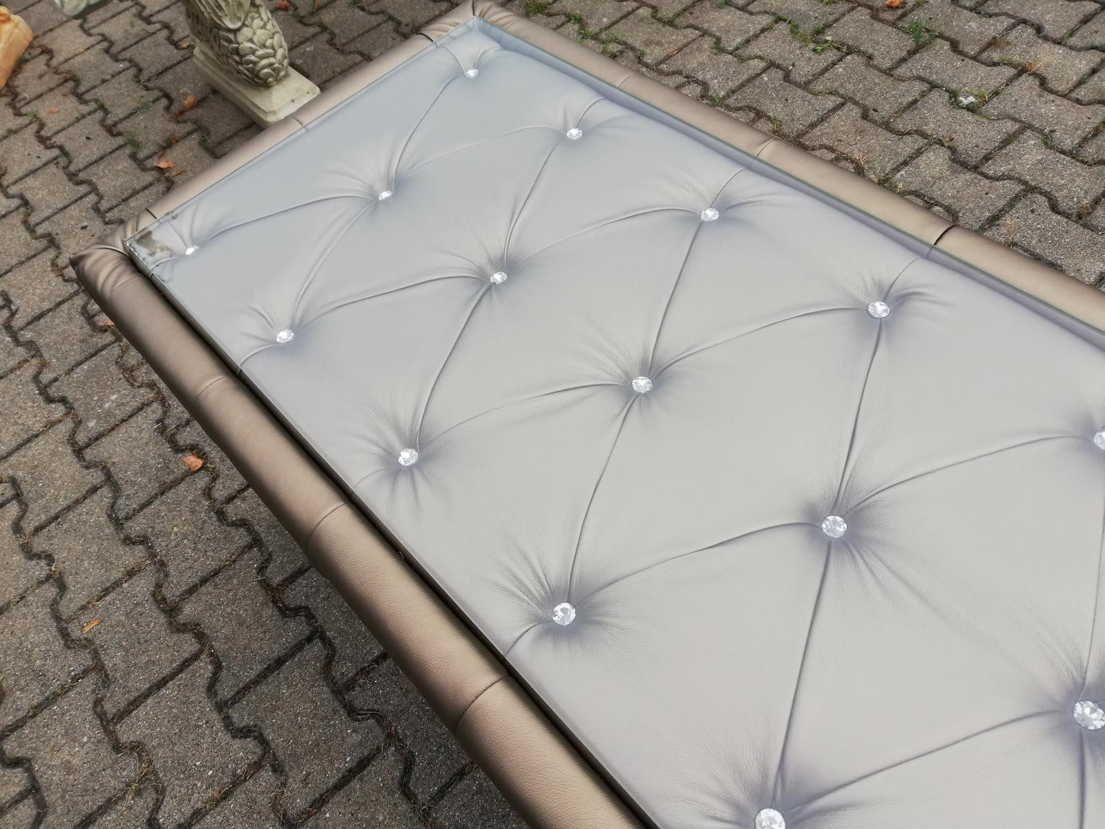 Xlmoebel Couchtisch Design Glastisch Chesterfield mit Swarovski und Goldakzenten, Made in Europa