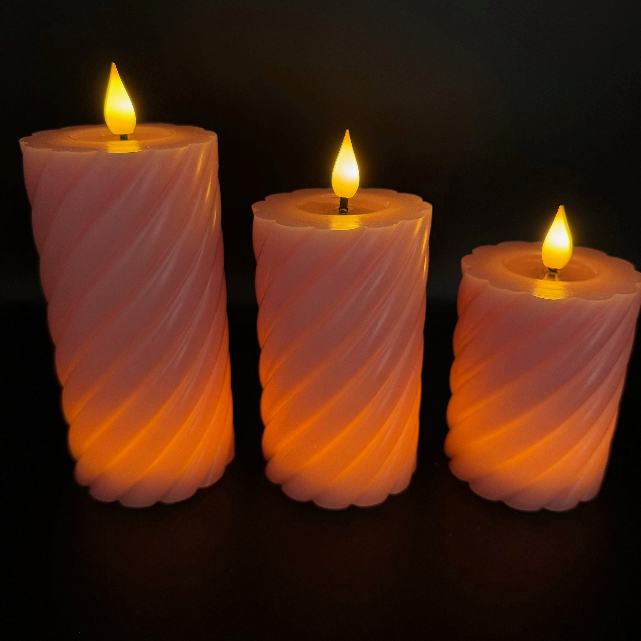 Online-Fuchs LED-Kerze 3 LED-Kerzen gedreht aus Echtwachs mit Timer im Set - (Rosa, Weiß und Grün wählbar), - Spiegelnde Flamme durch Melting Effekt