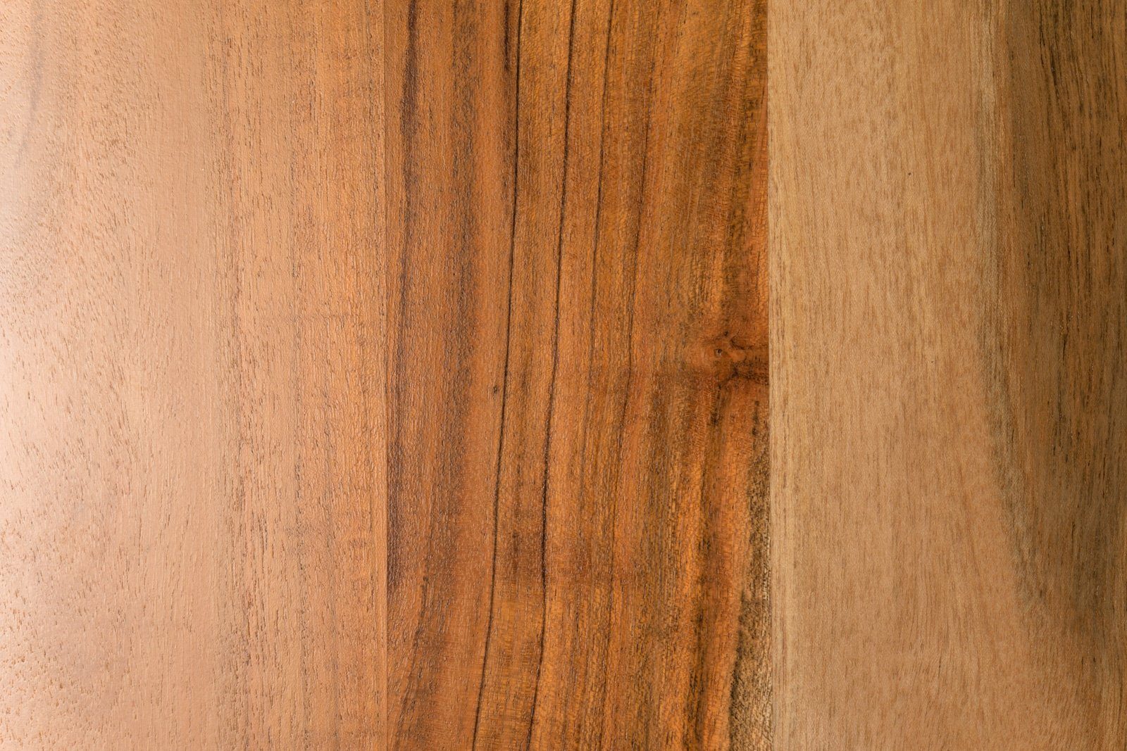 Tischplatte Baumkante Junado® nussbaumfarben natürliche Noah, Massivholz 26mm Akazie