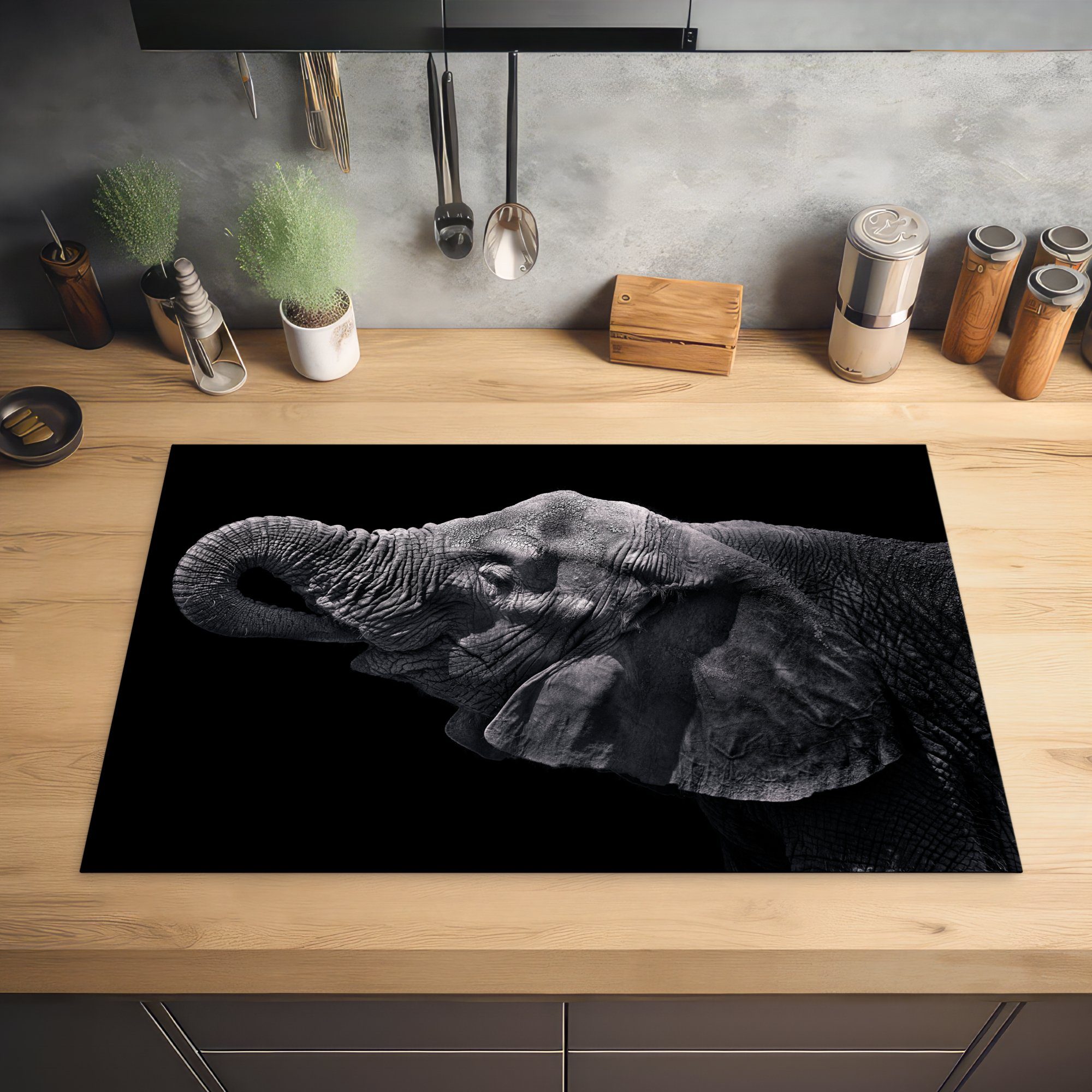 Tiere Natur, MuchoWow die - 81x52 cm, Schutz tlg), Elefant Schwarz Ceranfeldabdeckung - - Vinyl, für Herdblende-/Abdeckplatte (1 küche, Induktionskochfeld