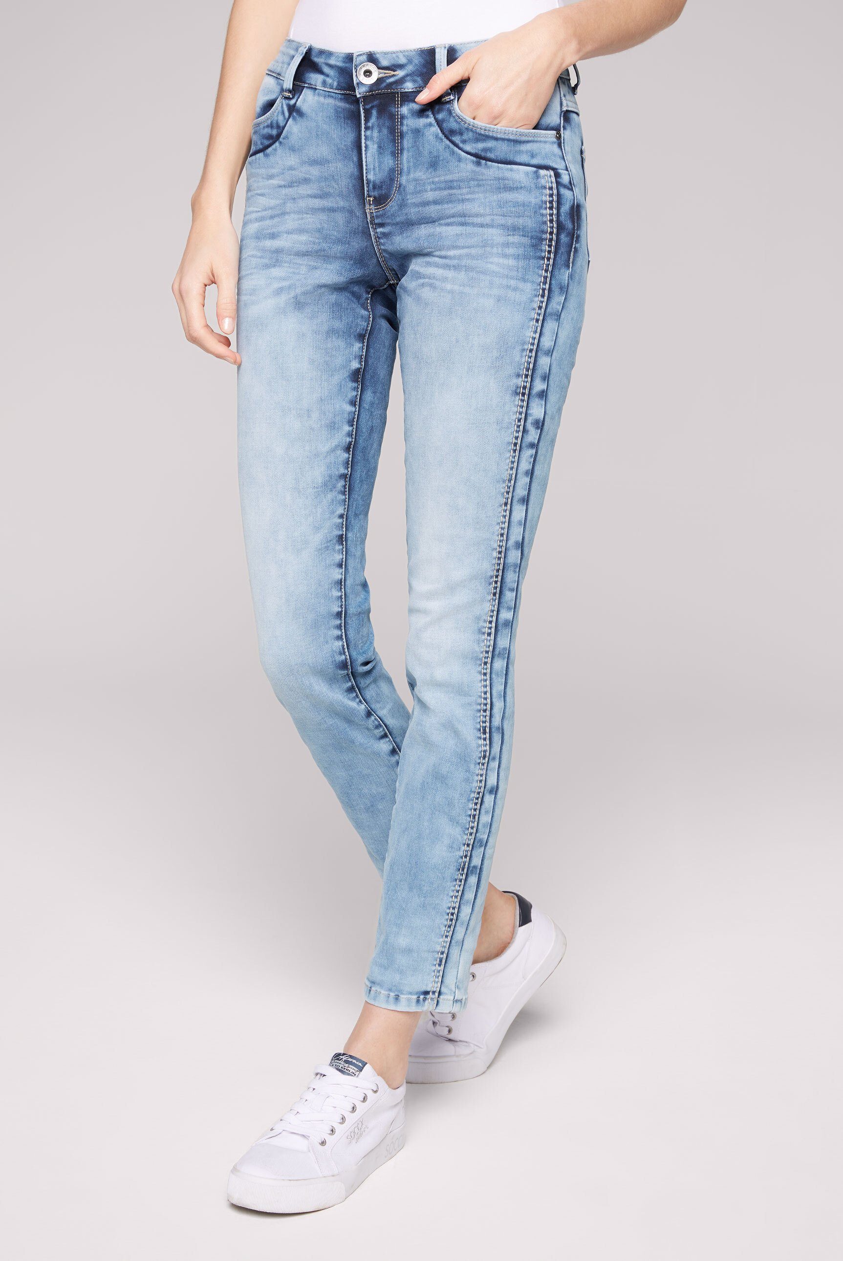 verkürztem Comfort-fit-Jeans Oberschenkelweite SOCCX Bein, Komfortable mit