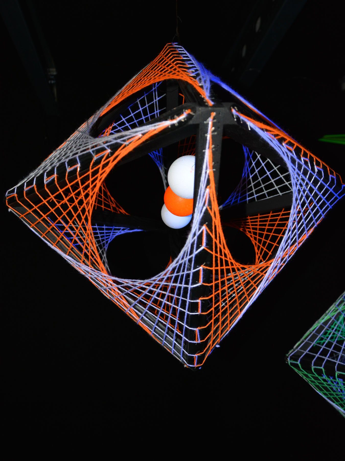 unter 60cm, leuchtet Schwarzlicht PSYWORK Oktaeder UV-aktiv, Dekoobjekt 3D "Orange StringArt Shadow", Fadendeko Schwarzlicht