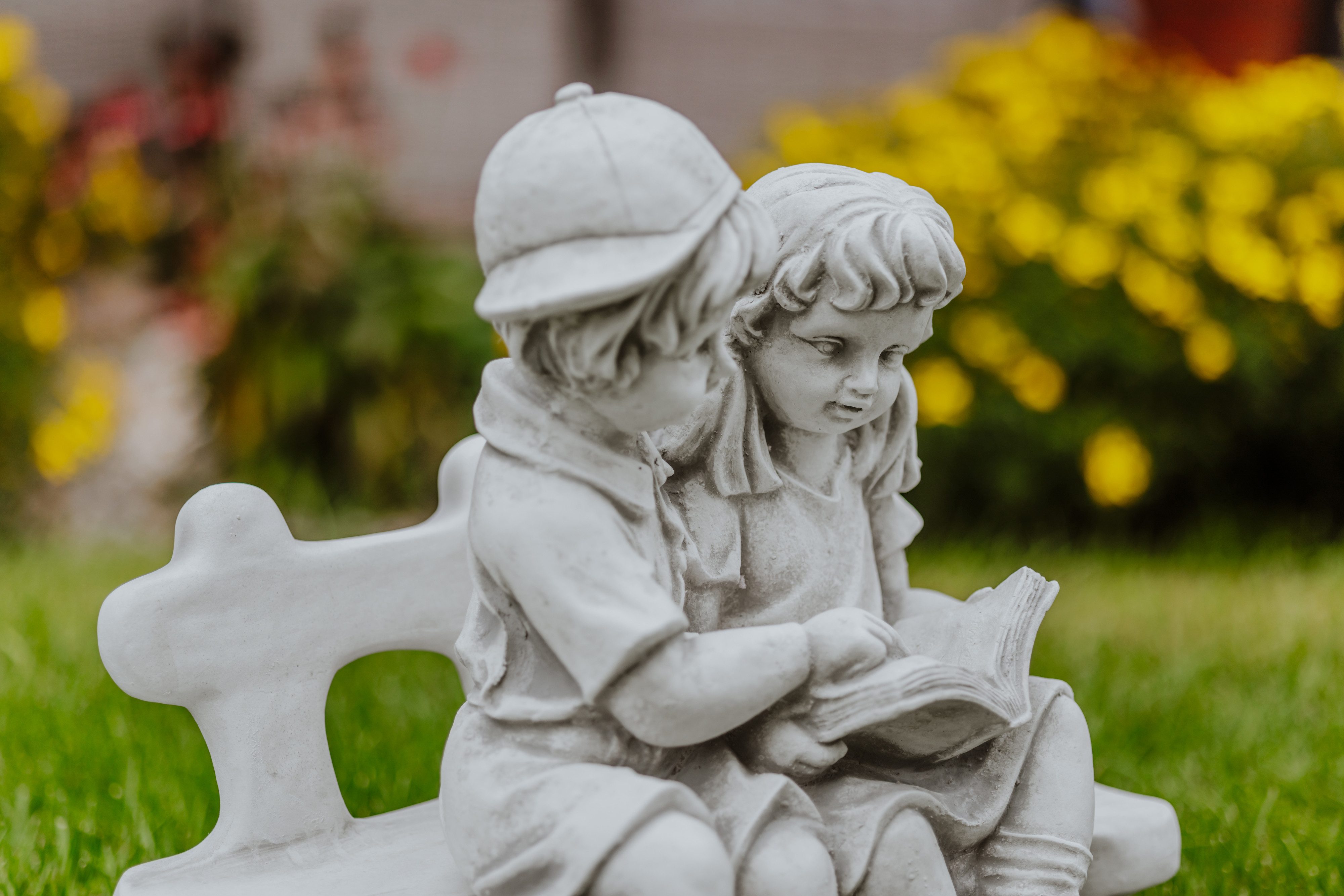 gartendekoparadies.de Gartenfigur Mädchen und Jungen Figur auf der Bank, Steinfigur, H. 45 cm, 22 kg, Frostsicher