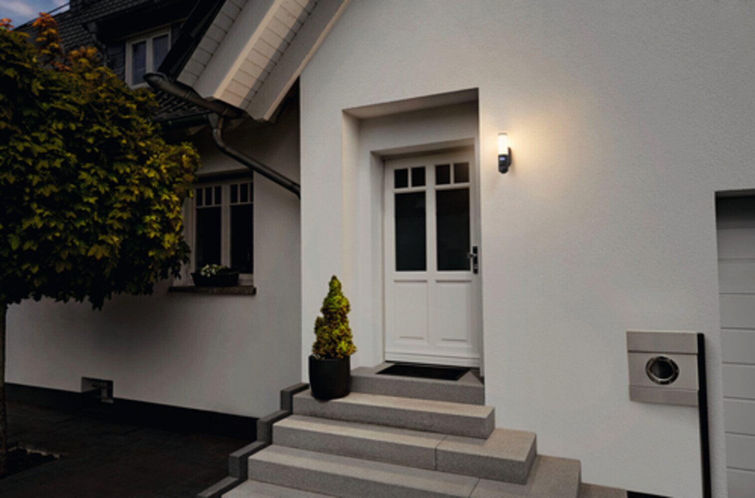 Ledvance Außen-Wandleuchte Plastic, 16W, warmweiß, 900lm, IP44, G, 3000K, L120mm, smarthomefähig wassergeschützt, warmweiß