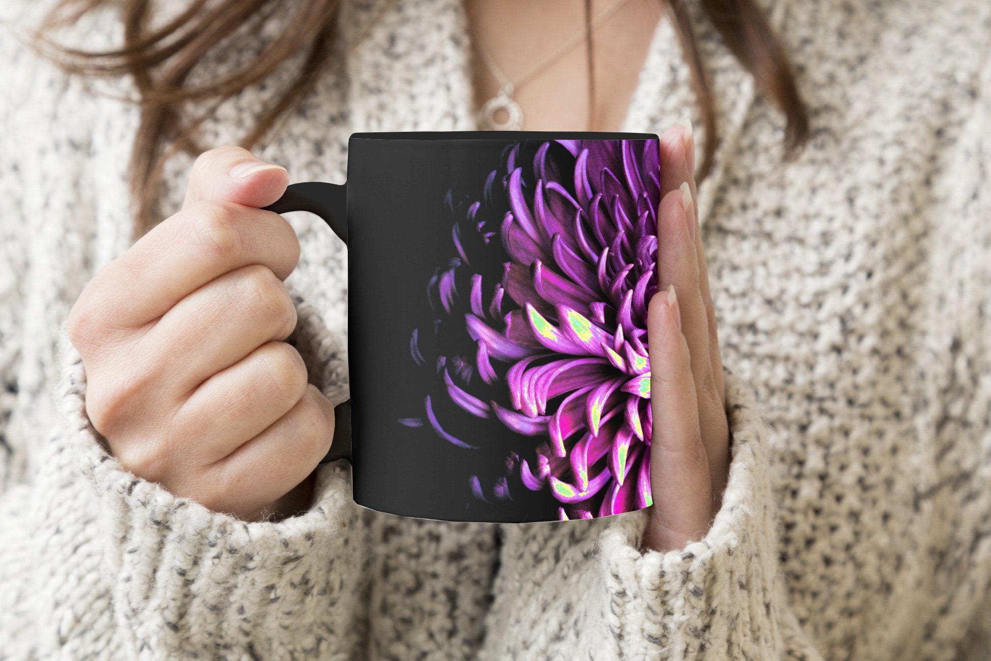 einer Tasse Kaffeetassen, MuchoWow Hintergrund, schwarzem lila Teetasse, Blume Zaubertasse, Geschenk auf Blätter Keramik, Die Farbwechsel,