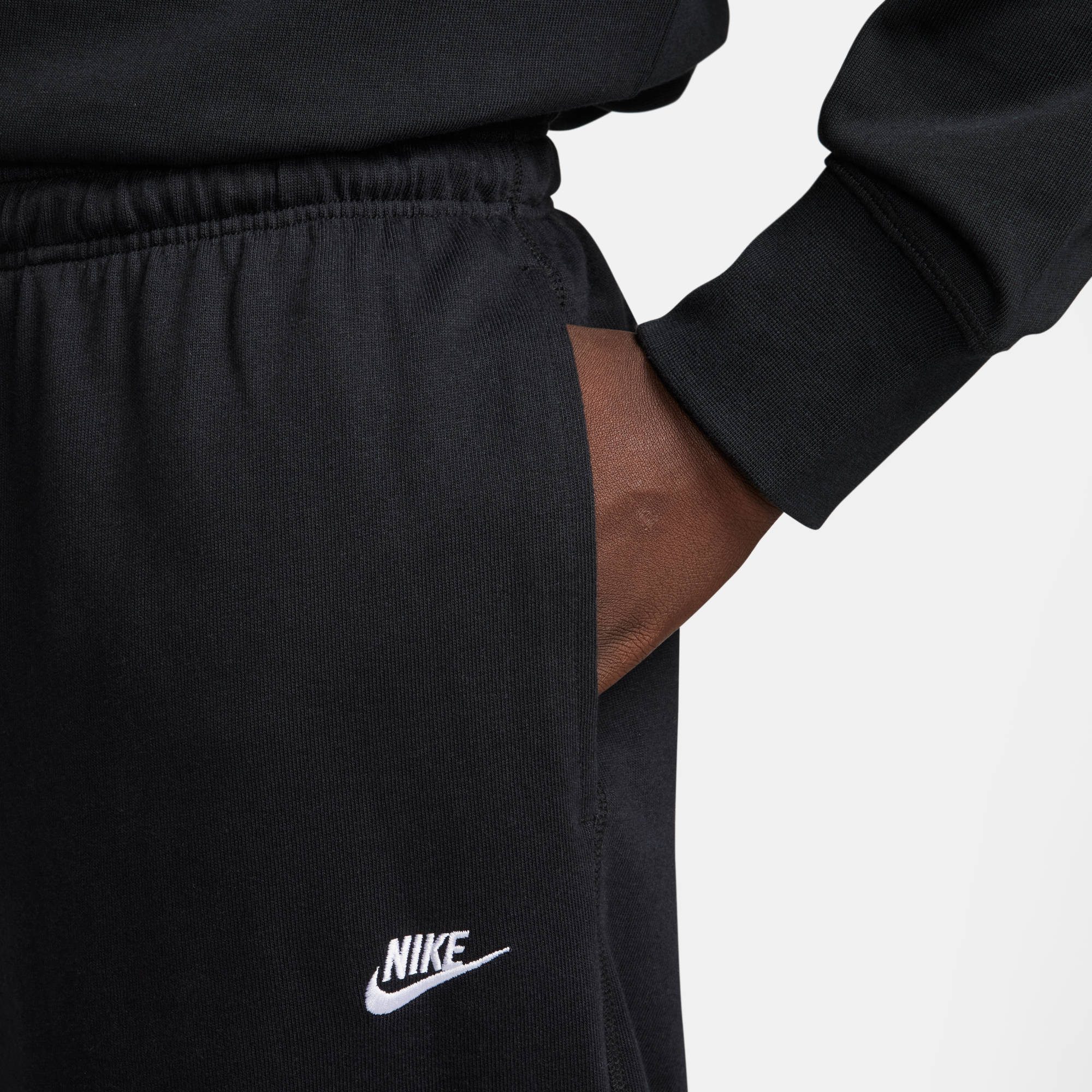 Nike Sportswear Sporthose Nike Sportswear Club Men's Knit Open-Hem Pants mit Logostickerei, mit Eingrifftaschen, mit Kordelverschluss