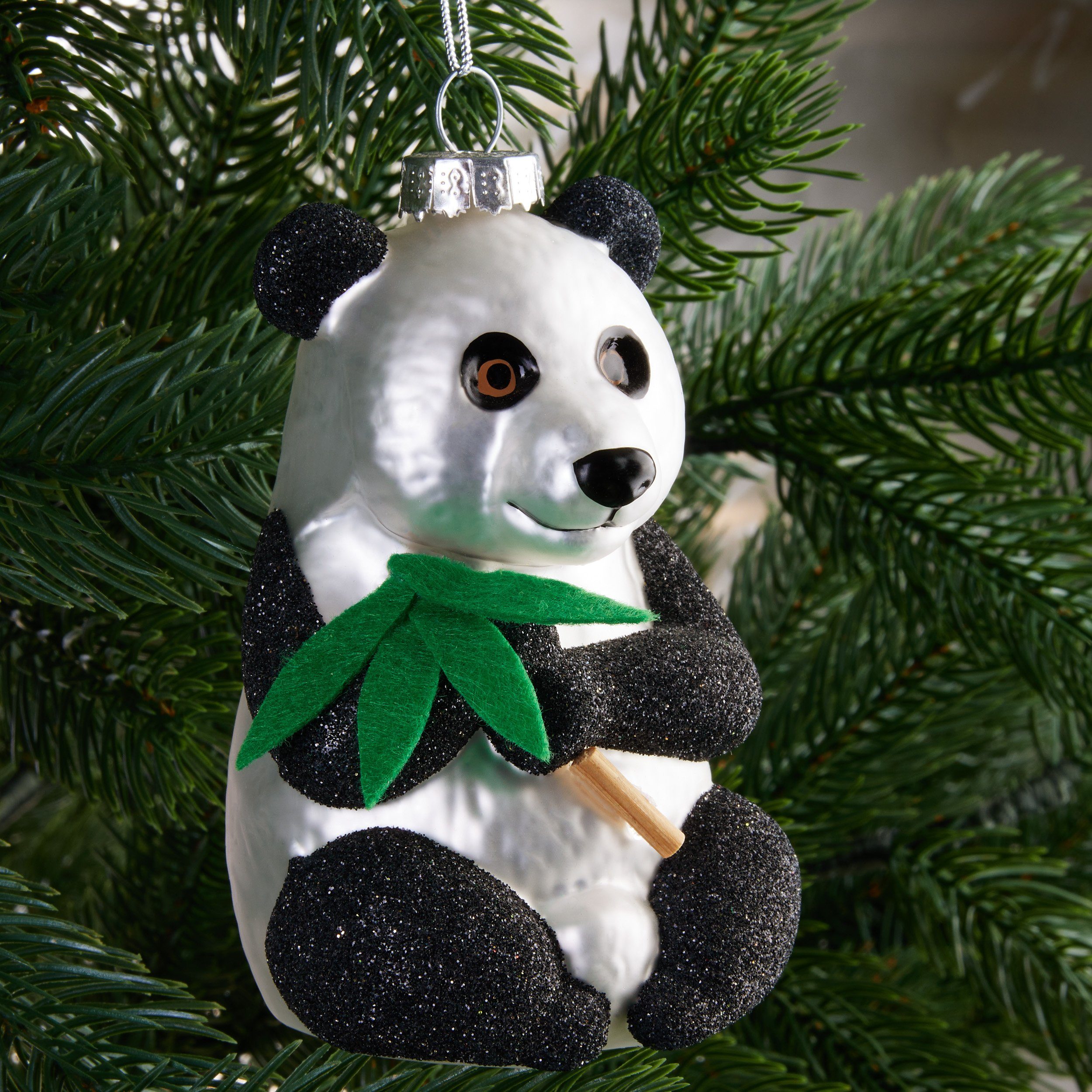 BRUBAKER Weihnachtsbaumkugel Pandabär mit Bambus - Panda Weihnachtskugel  aus Glas - Handbemalt (1 St), Christbaumschmuck Lustig - Figur  Weihnachtsdeko