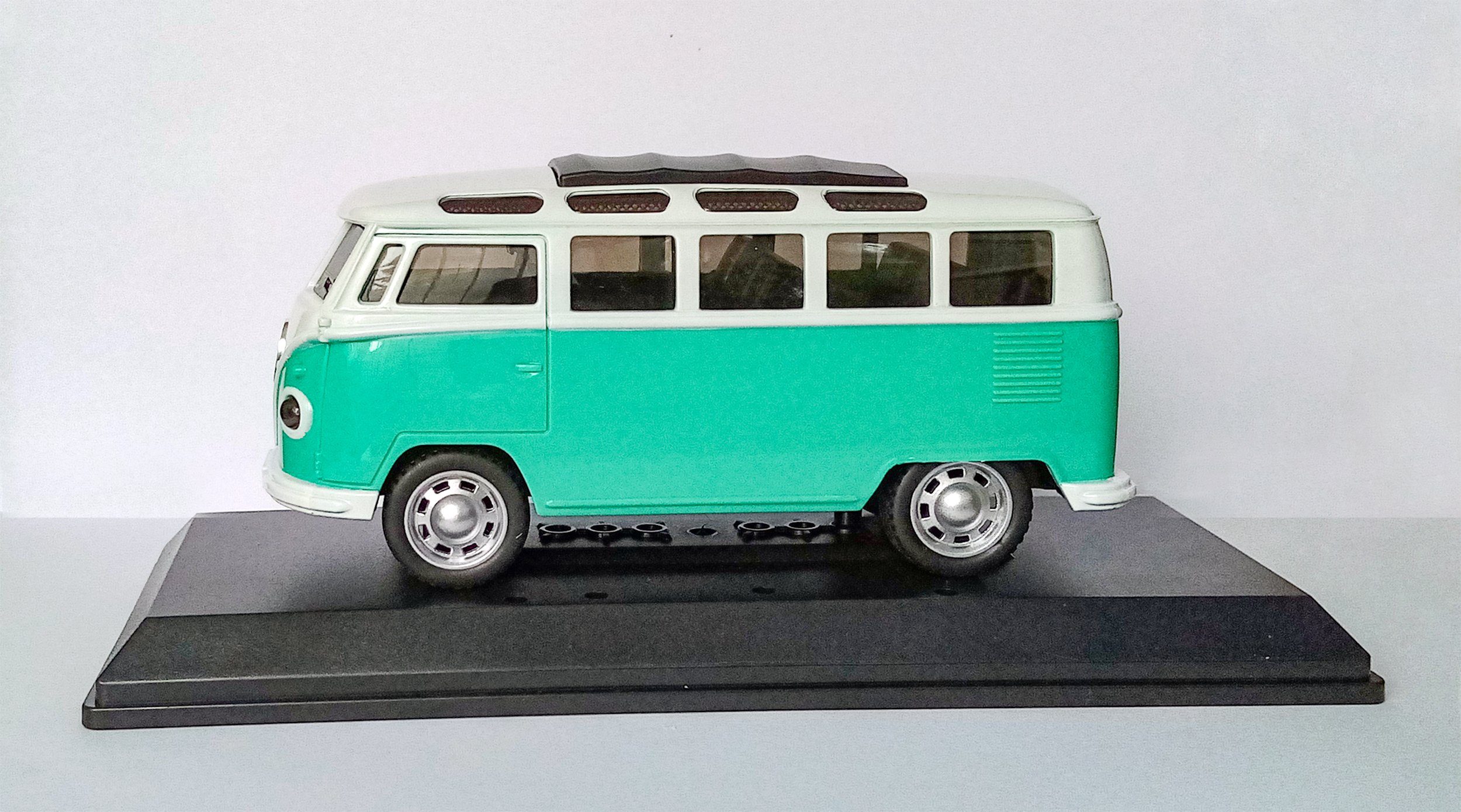 Toi-Toys Modellbus RETRO BUS in Vitrine Modell mit Licht Sound  Friktionsantrieb 15cm Modellbus Modellauto Auto Kinder Geschenk 28 (Grün)
