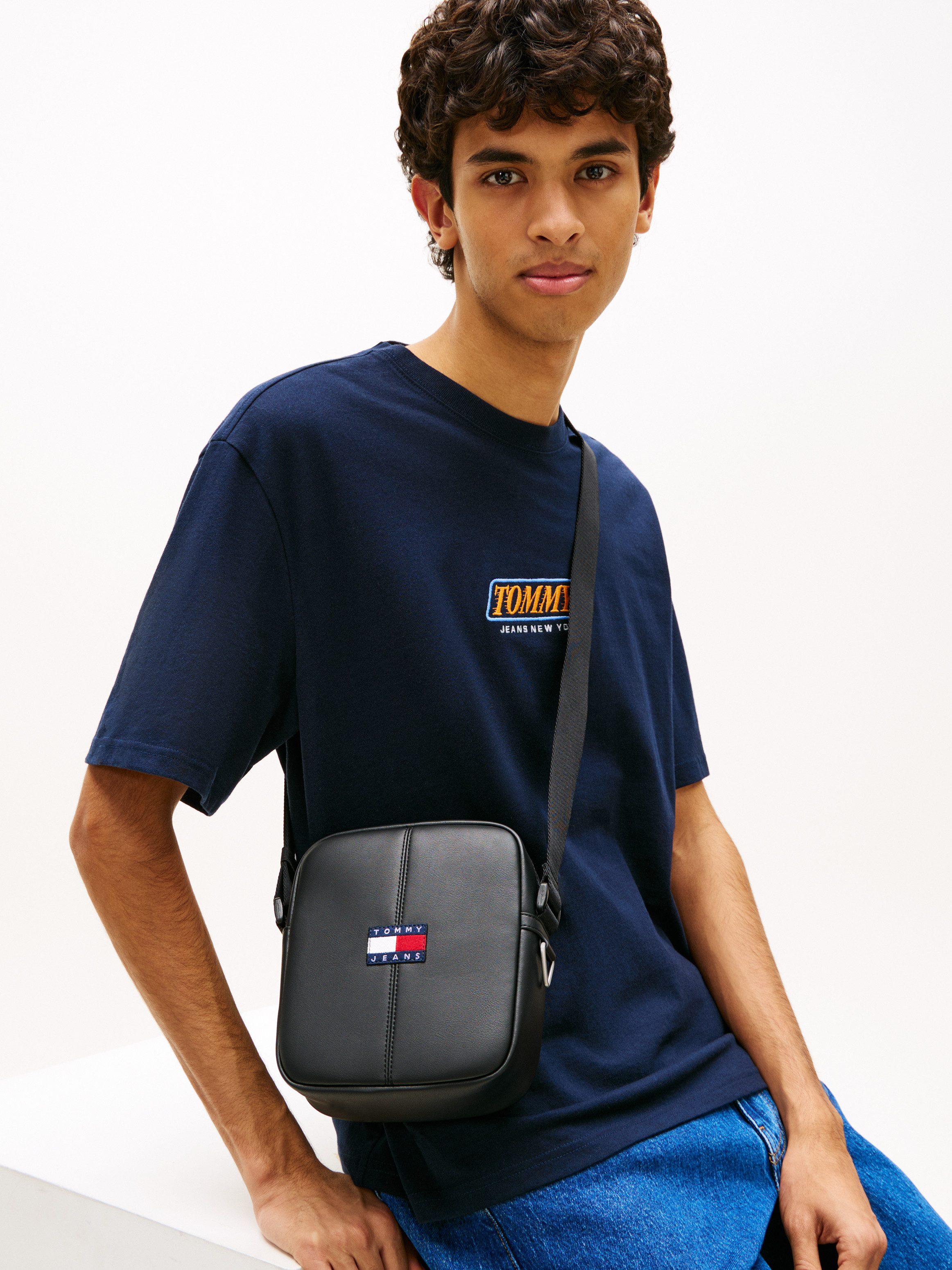 Tommy Jeans Umhängetasche TJM ESS DAILY PU REPORTER, Unisex Schultertasche mit Ziernähten und Logo-Aufnäher