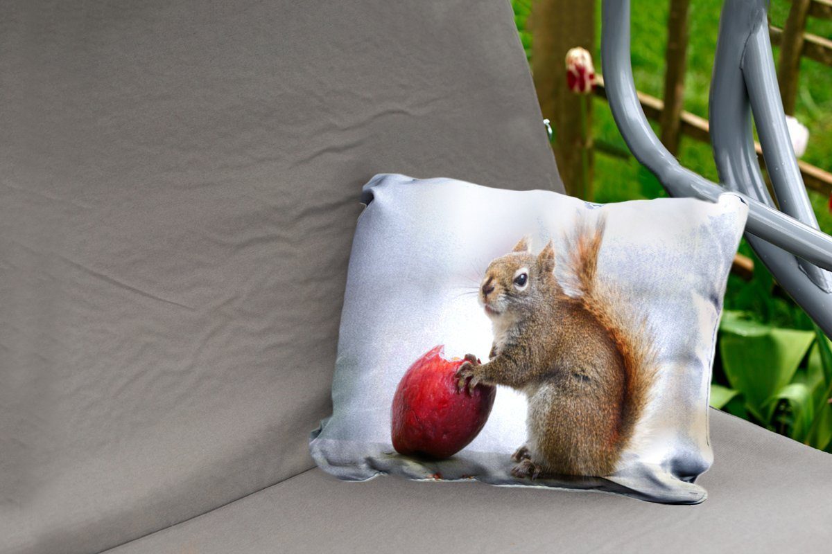 MuchoWow Dekokissen Eichhörnchen Apfel, Kissenhülle Outdoor-Dekorationskissen, einen Polyester, isst Dekokissenbezug