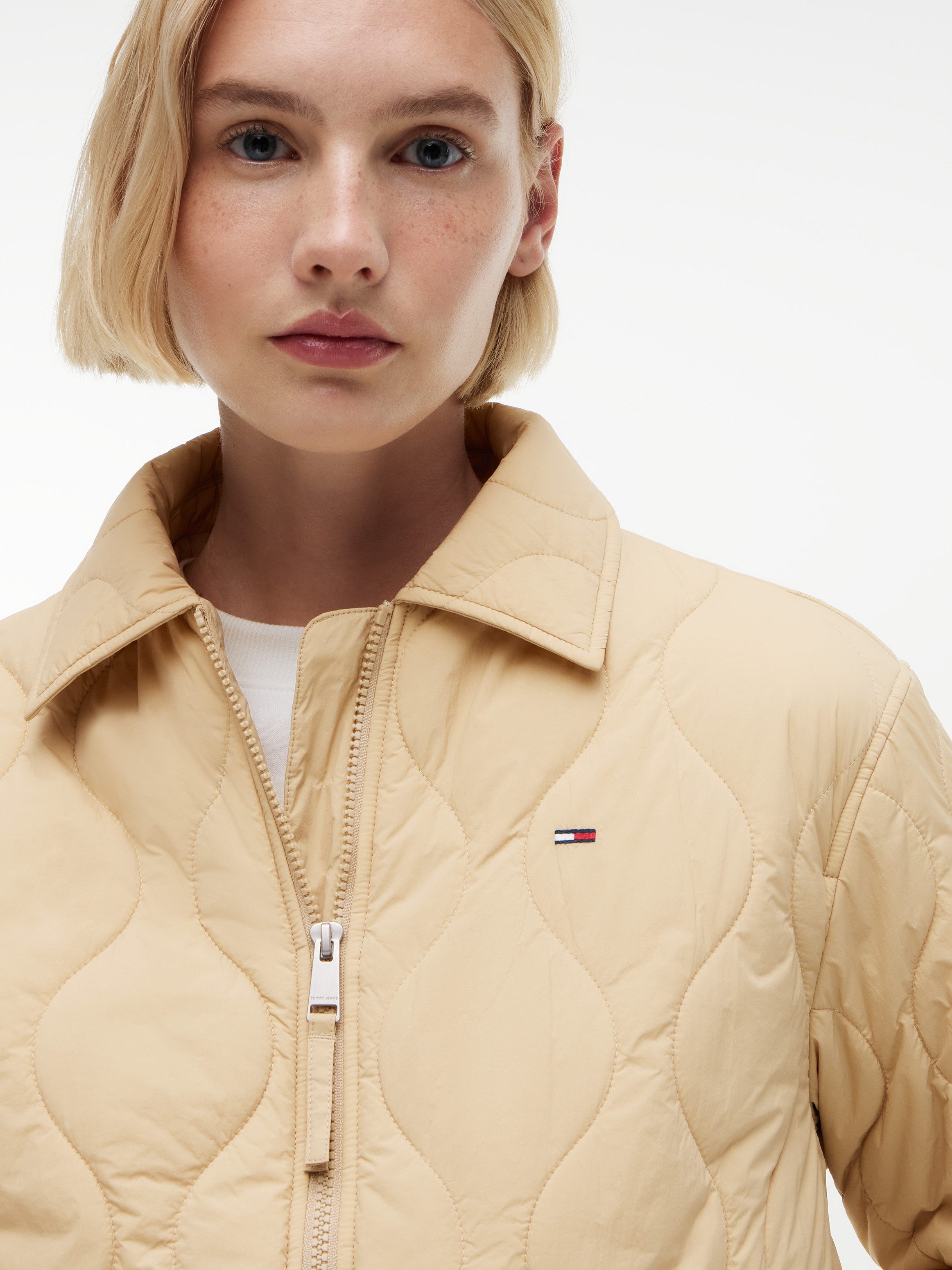 Tommy Jeans Steppjacke TJW COACH COLLAR QUILTED JACKET Kunstfaser, Flag-Stickerei – Bild 3 von 5