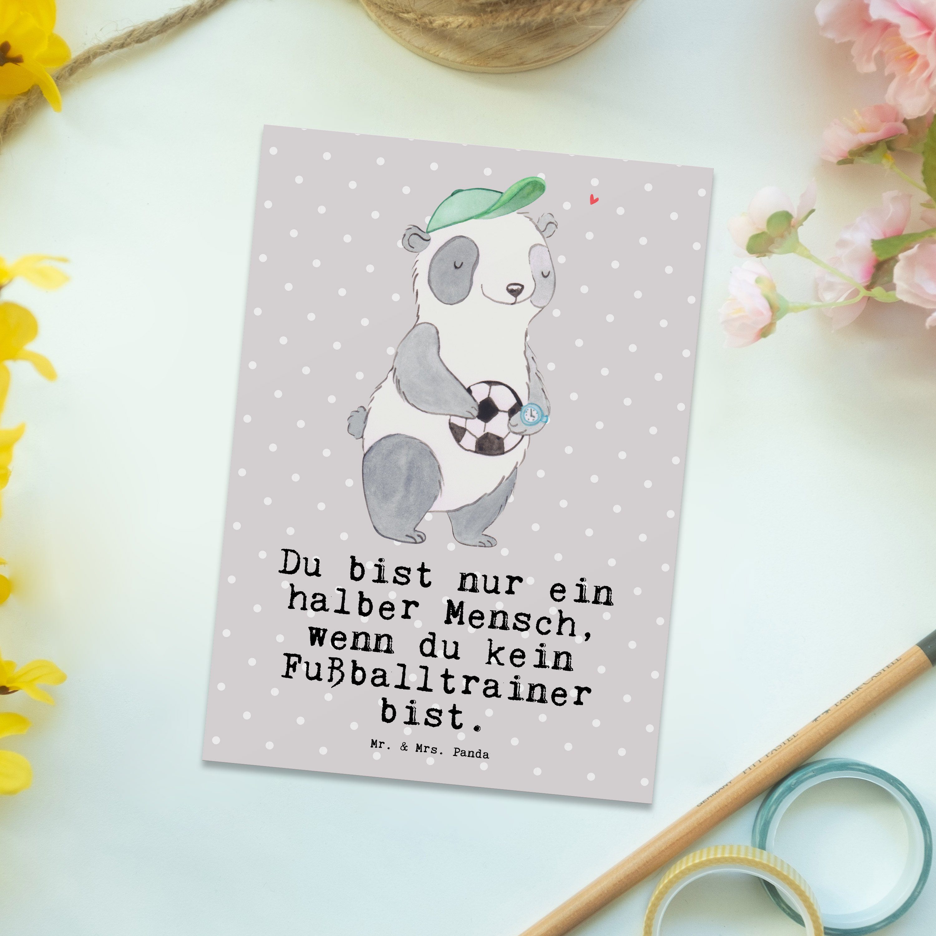 Mr. & Mrs. Panda Postkarte Fußballspiel, Geschenk, Dank Fußballtrainer Pastell mit Herz Grau - 