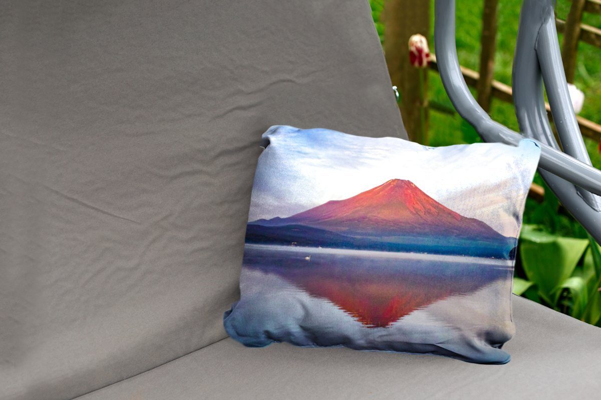 Berg Fuji Outdoor-Dekorationskissen, Dekokissen MuchoWow Kissenhülle in Dekokissenbezug, Morgen, gefärbte Polyester, am Der Asien rot